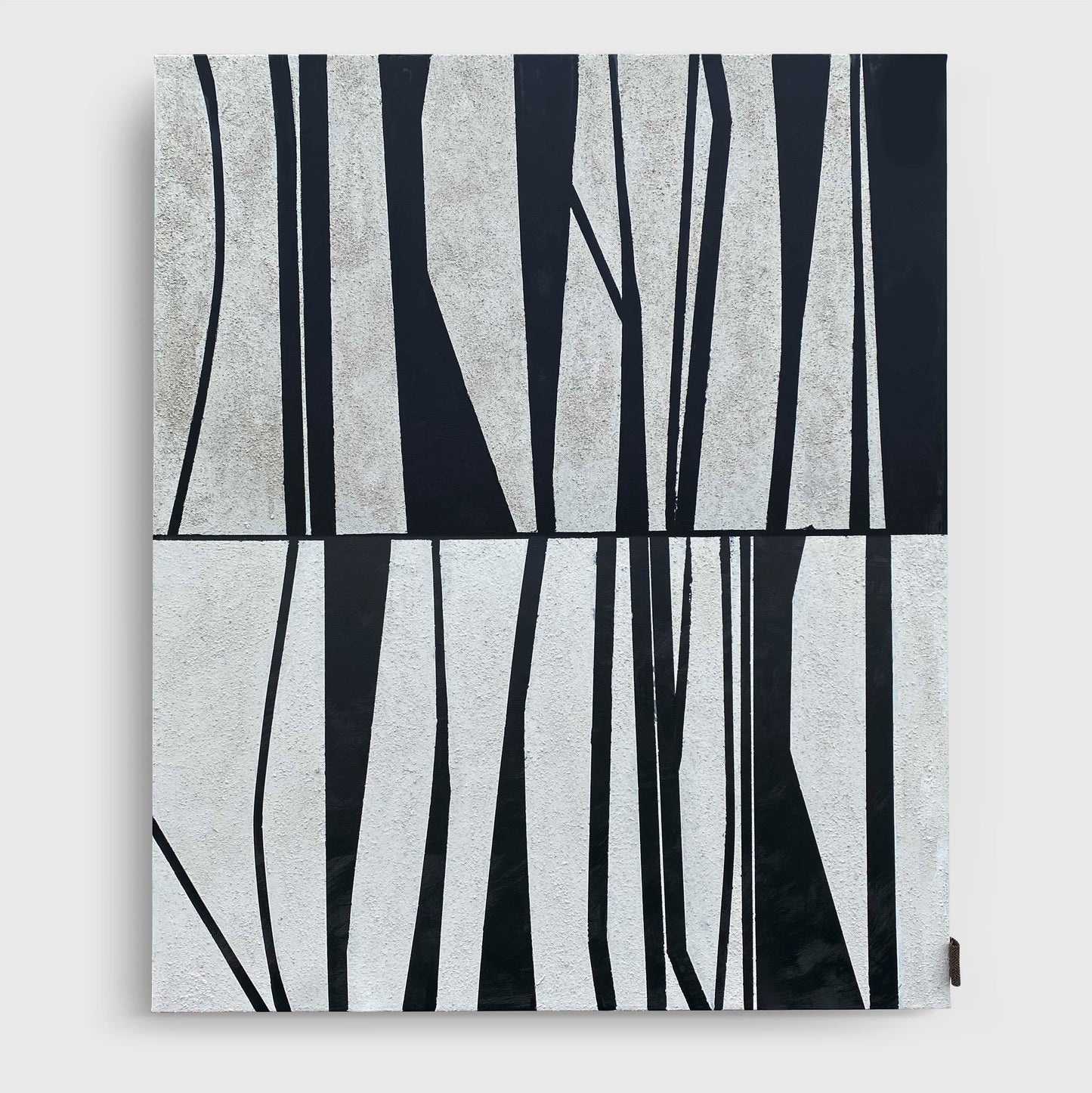 Originalt abstrakt maleri i sort og hvid med lodrette linjer – Fragmented Forest af Maria Lundsten