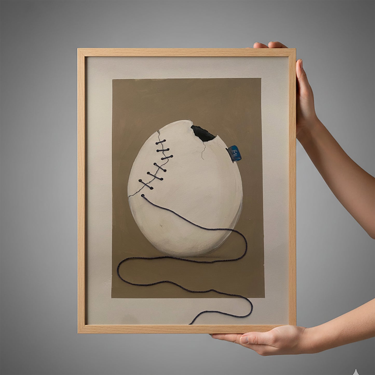 Knækket Keld original kunst stående oprejst i minimalistisk interiør