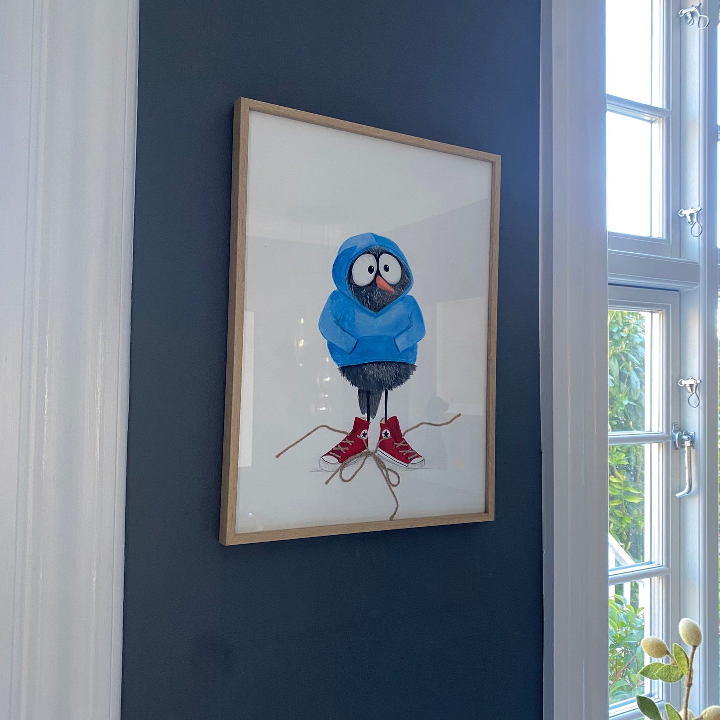 Original håndmalet illustration af Sure Alfred med bundne snørebånd og sko der vender forkert, humoristisk kunst på papir 30x40 cm