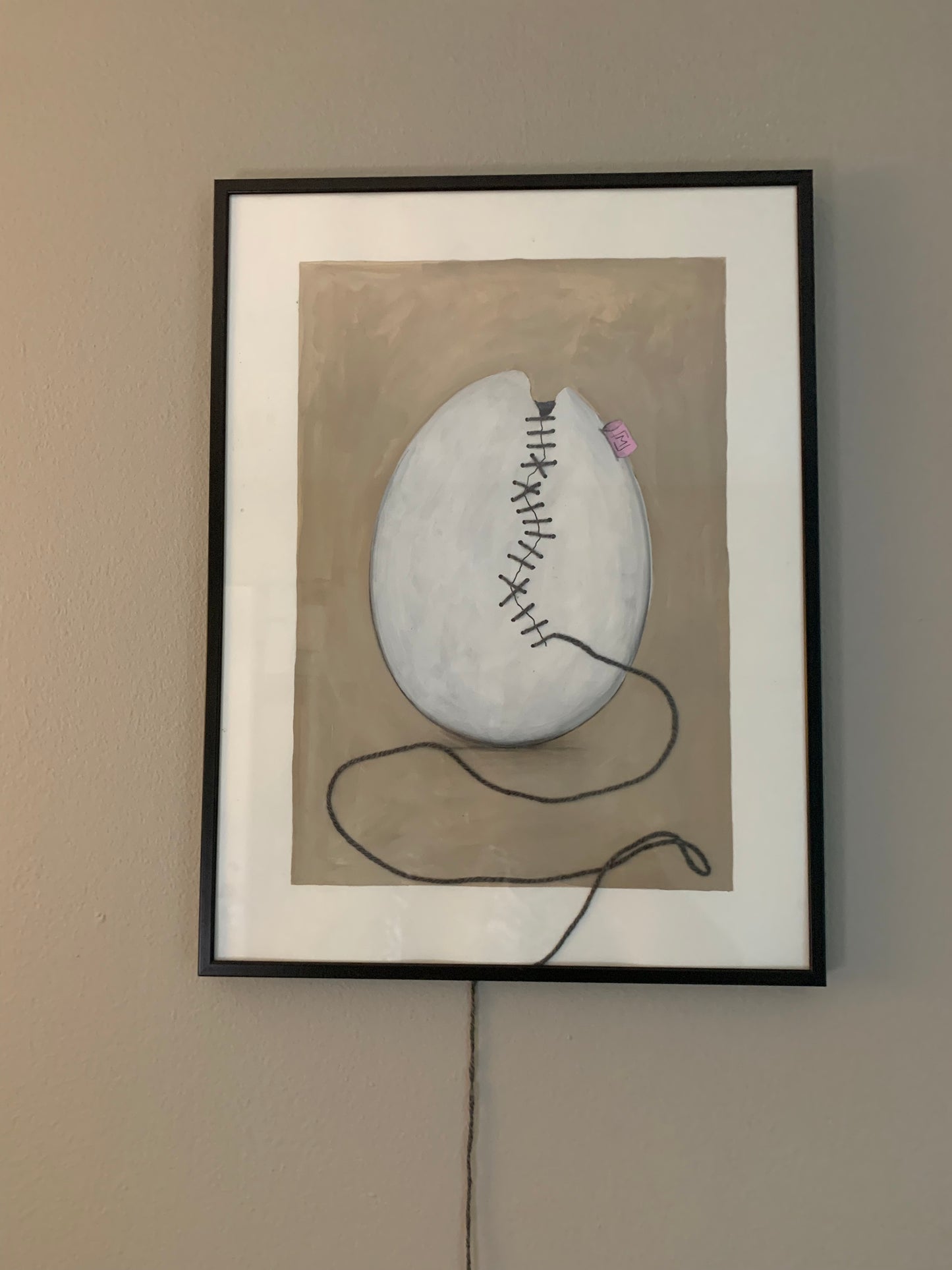 Æg med revne, syet sammen med bambusgarn
100% originalt maleri udført med akryl, blyant og tusch på 30 x 40 cm, 300 g kunstpapir. Da værket leveres uden ramme, har du mulighed for selv at arrangere garnet præcis, som du ønsker det, og dermed være med til at skabe det endelige udtryk.