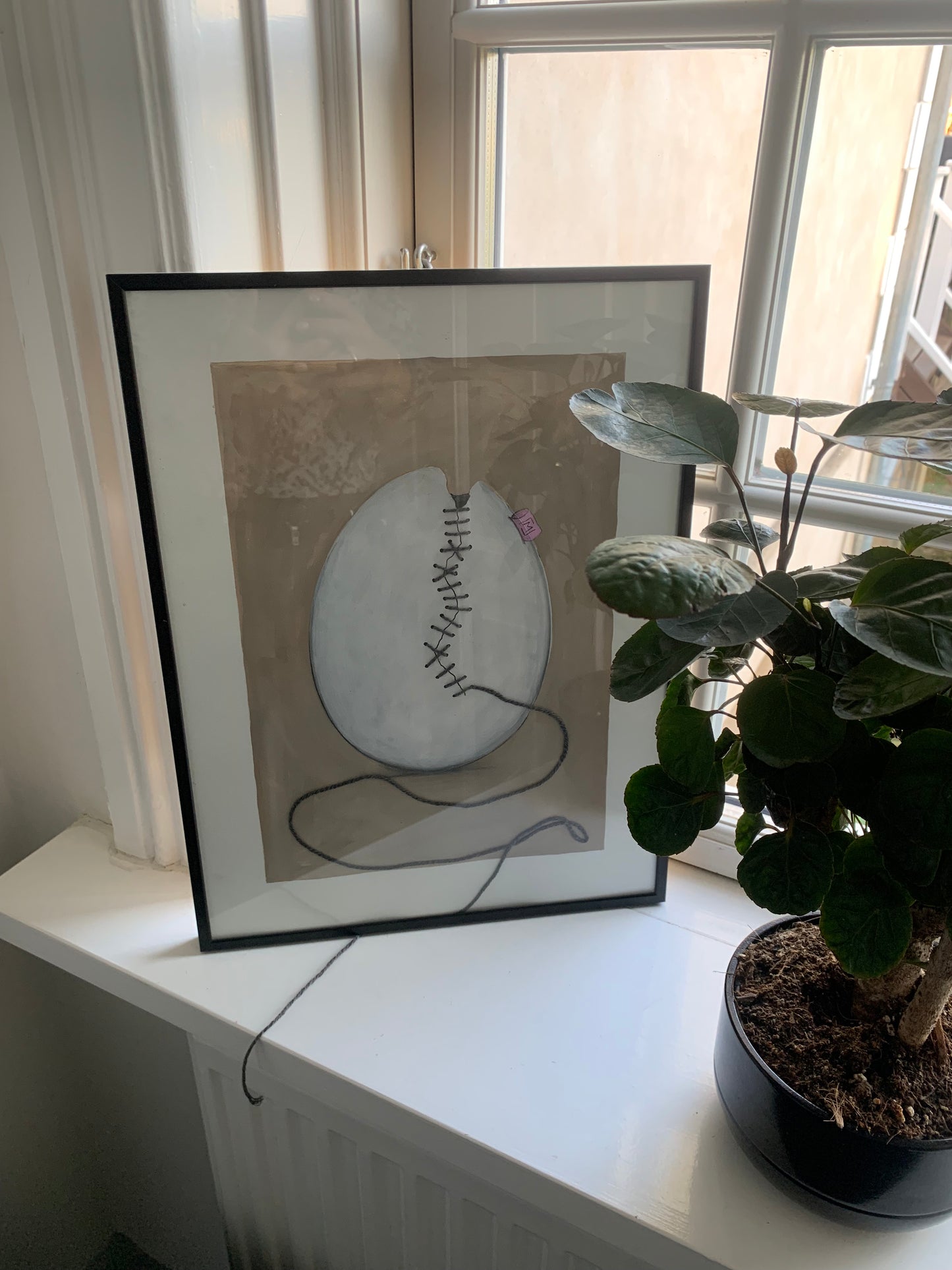 Æg med revne, syet sammen med bambusgarn
100% originalt maleri udført med akryl, blyant og tusch på 30 x 40 cm, 300 g kunstpapir. Da værket leveres uden ramme, har du mulighed for selv at arrangere garnet præcis, som du ønsker det, og dermed være med til at skabe det endelige udtryk.