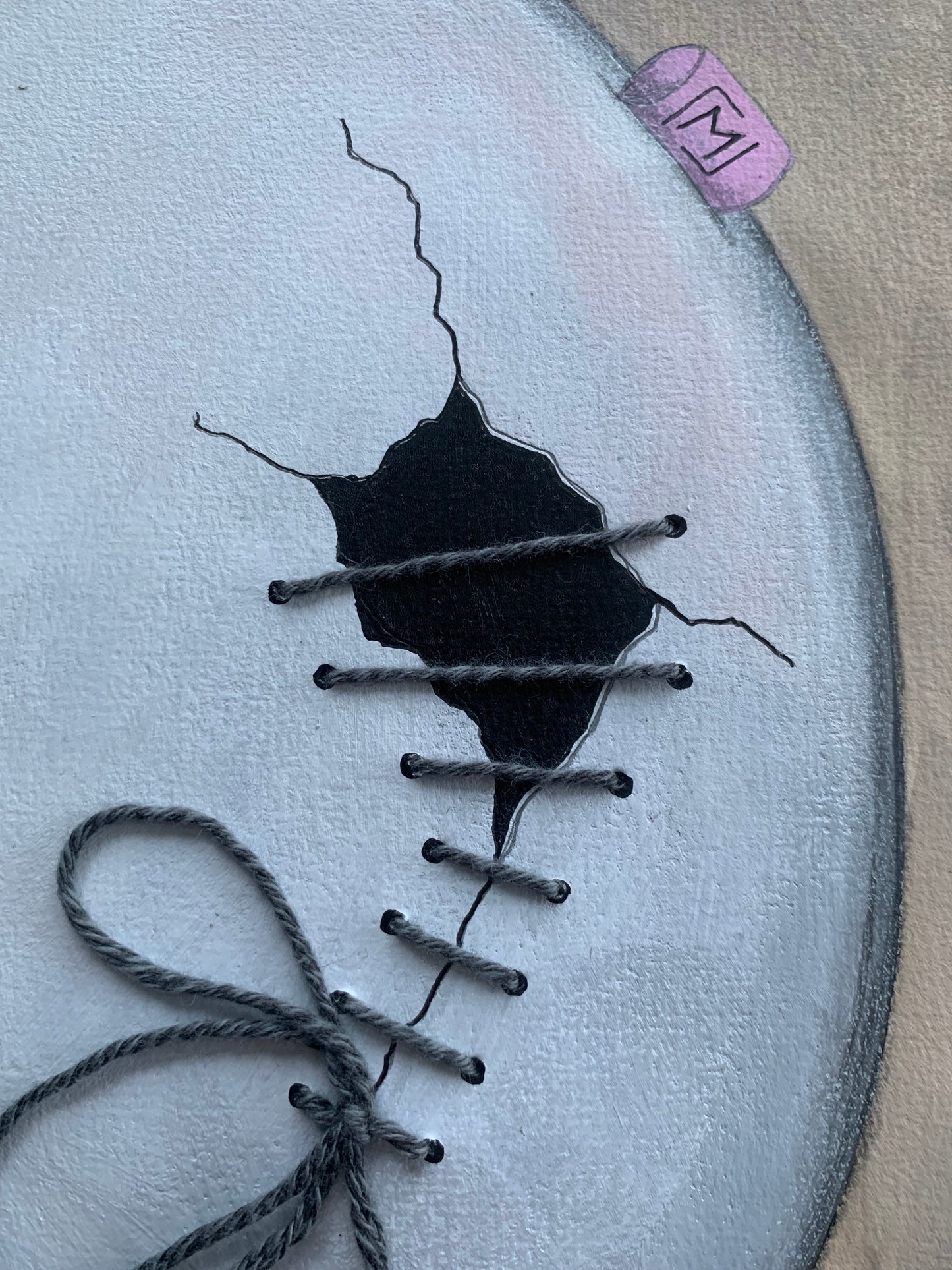 Æg med revne, syet sammen med bambusgarn
Farverne: Beige baggrund og sort inde i ægget. lyserød ML tag.
100% originalt maleri udført med akryl, blyant og tusch på A3 cm, 200 g. Artist quality papir. Da værket leveres uden ramme, har du mulighed for selv at arrangere garnet præcis, som du ønsker det, og dermed være med til at skabe det endelige udtryk.
“Repareret Rosa” kan kun bestilles uden ramme. Værket kan med fordel tilpasses en Passepartout i rammen. Certifikat og signatur tilføjes inden forsendel