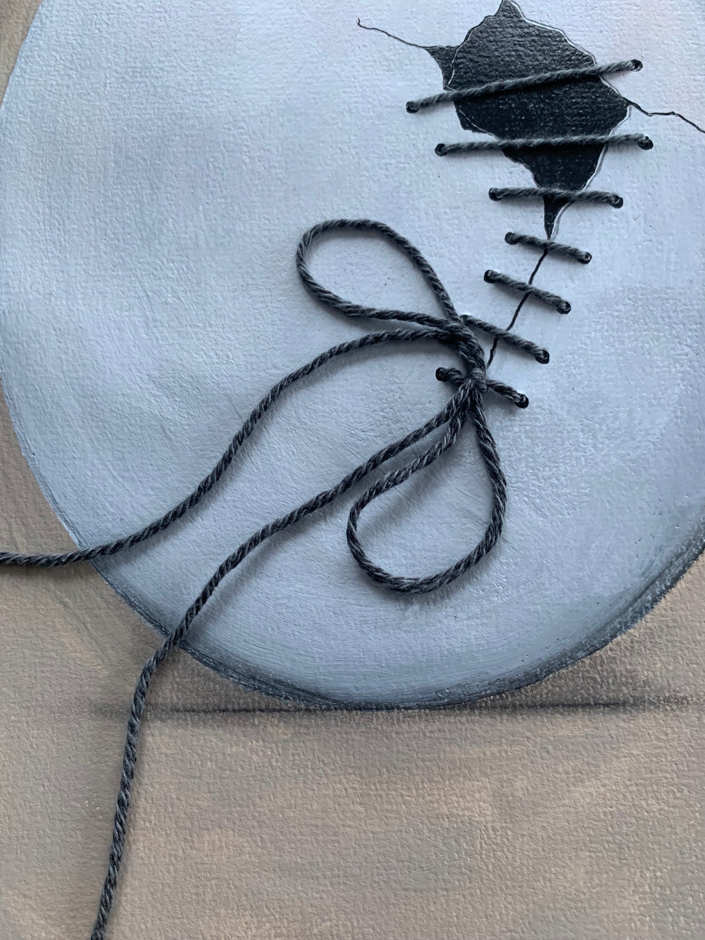 Æg med revne, syet sammen med bambusgarn
Farverne: Beige baggrund og sort inde i ægget. lyserød ML tag.
100% originalt maleri udført med akryl, blyant og tusch på A3 cm, 200 g. Artist quality papir. Da værket leveres uden ramme, har du mulighed for selv at arrangere garnet præcis, som du ønsker det, og dermed være med til at skabe det endelige udtryk.
“Repareret Rosa” kan kun bestilles uden ramme. Værket kan med fordel tilpasses en Passepartout i rammen. Certifikat og signatur tilføjes inden forsendel