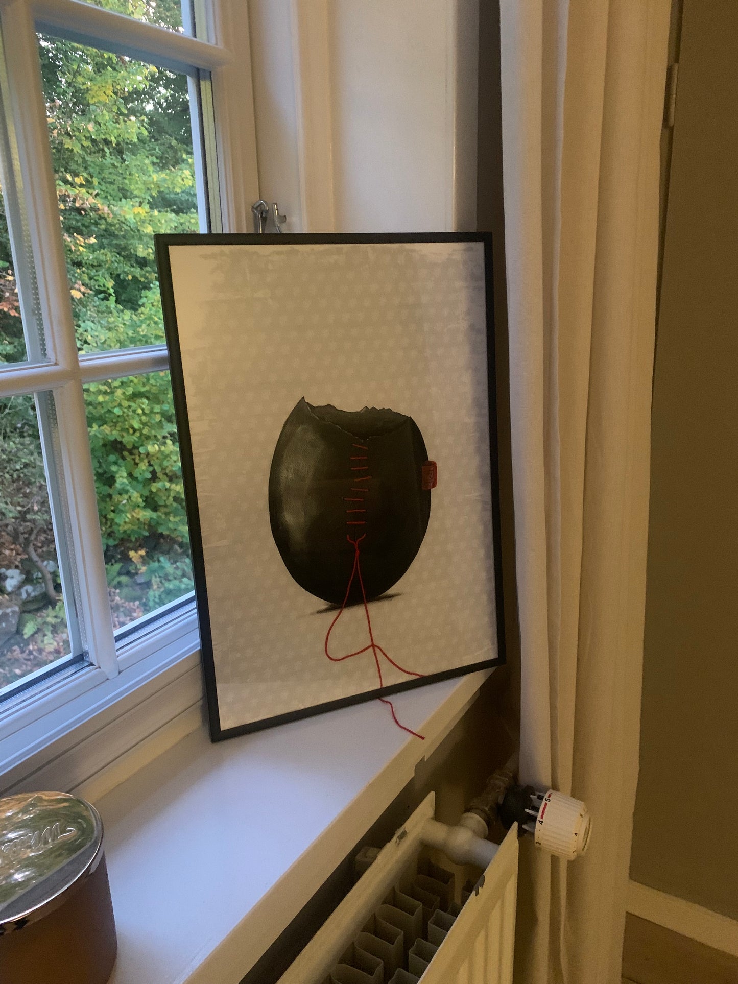 lyseblå tapet baggrund, sort æg med sort inde i og lidt sølv skin udenpå. råd ML tag.
100% originalt maleri udført med akryl, blyant og tusch på A3 cm, 200 g. Artist quality papir. Da værket leveres uden ramme, har du mulighed for selv at arrangere garnet præcis, som du ønsker det, og dermed være med til at skabe det endelige udtryk.