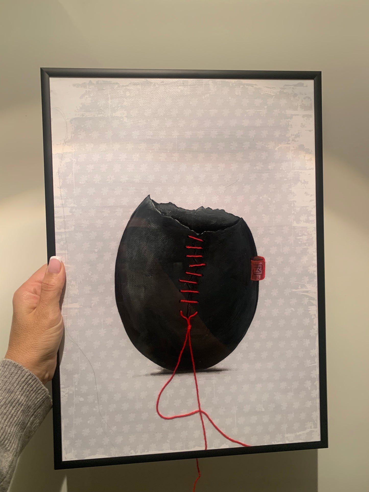 lyseblå tapet baggrund, sort æg med sort inde i og lidt sølv skin udenpå. råd ML tag.
100% originalt maleri udført med akryl, blyant og tusch på A3 cm, 200 g. Artist quality papir. Da værket leveres uden ramme, har du mulighed for selv at arrangere garnet præcis, som du ønsker det, og dermed være med til at skabe det endelige udtryk.