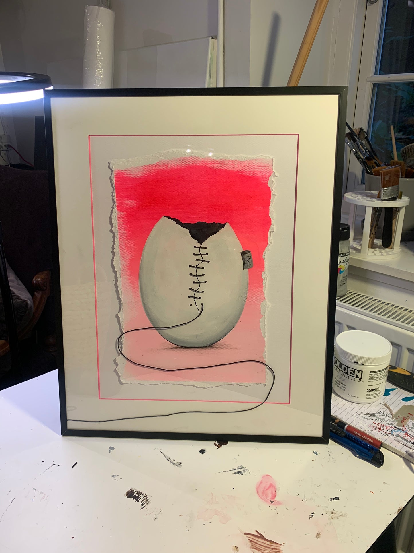 Flouriserende pink baggrund, hvidt æg med sort indeni, grå ML tag.
100% originalt maleri udført med akryl, blyant og tusch på A3 cm, 200 g. Artist quality papir. Da værket leveres uden ramme, har du mulighed for selv at arrangere garnet præcis, som du ønsker det, og dermed være med til at skabe det endelige udtryk.