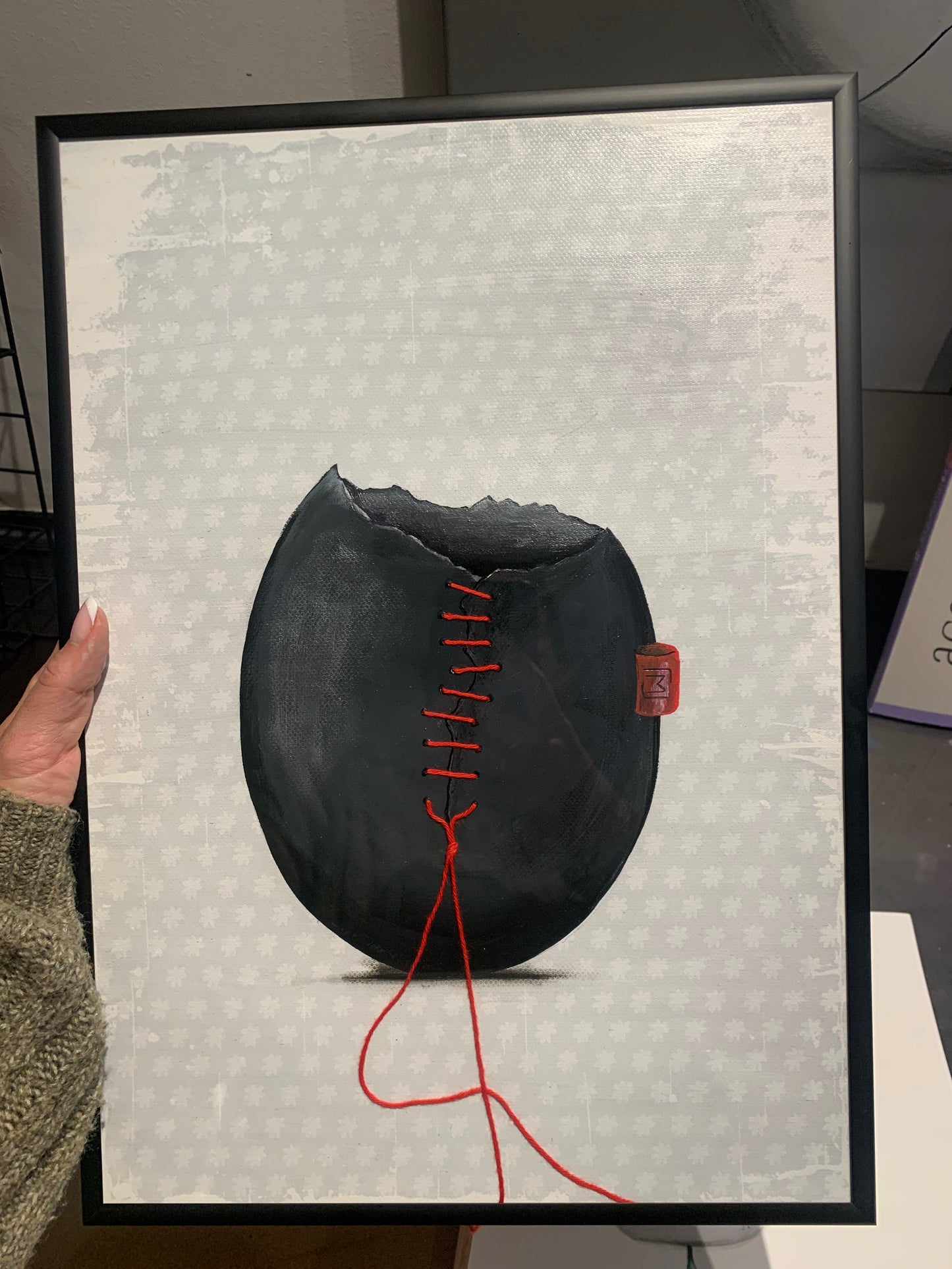 lyseblå tapet baggrund, sort æg med sort inde i og lidt sølv skin udenpå. råd ML tag.
100% originalt maleri udført med akryl, blyant og tusch på A3 cm, 200 g. Artist quality papir. Da værket leveres uden ramme, har du mulighed for selv at arrangere garnet præcis, som du ønsker det, og dermed være med til at skabe det endelige udtryk.