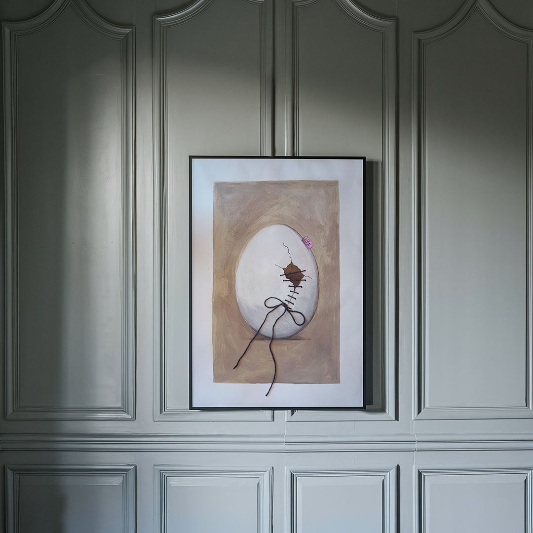 Æg med revne, syet sammen med bambusgarn
Farverne: Beige baggrund og sort inde i ægget. lyserød ML tag.
100% originalt maleri udført med akryl, blyant og tusch på A3 cm, 200 g. Artist quality papir. Da værket leveres uden ramme, har du mulighed for selv at arrangere garnet præcis, som du ønsker det, og dermed være med til at skabe det endelige udtryk.
“Repareret Rosa” kan kun bestilles uden ramme. Værket kan med fordel tilpasses en Passepartout i rammen. Certifikat og signatur tilføjes inden forsendel