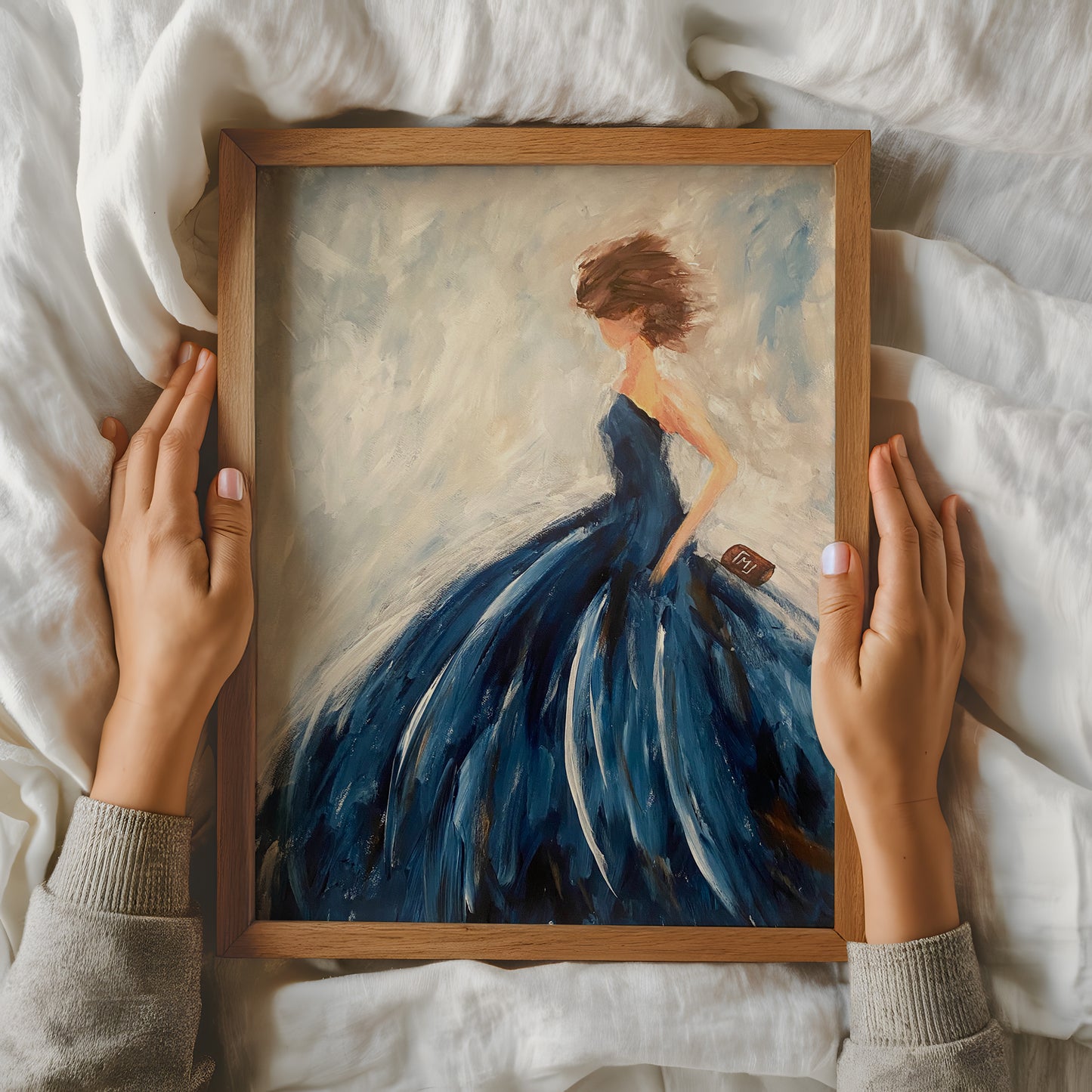 Lady in Blue kunstværk holdt af hænder – moderne feminin kunst