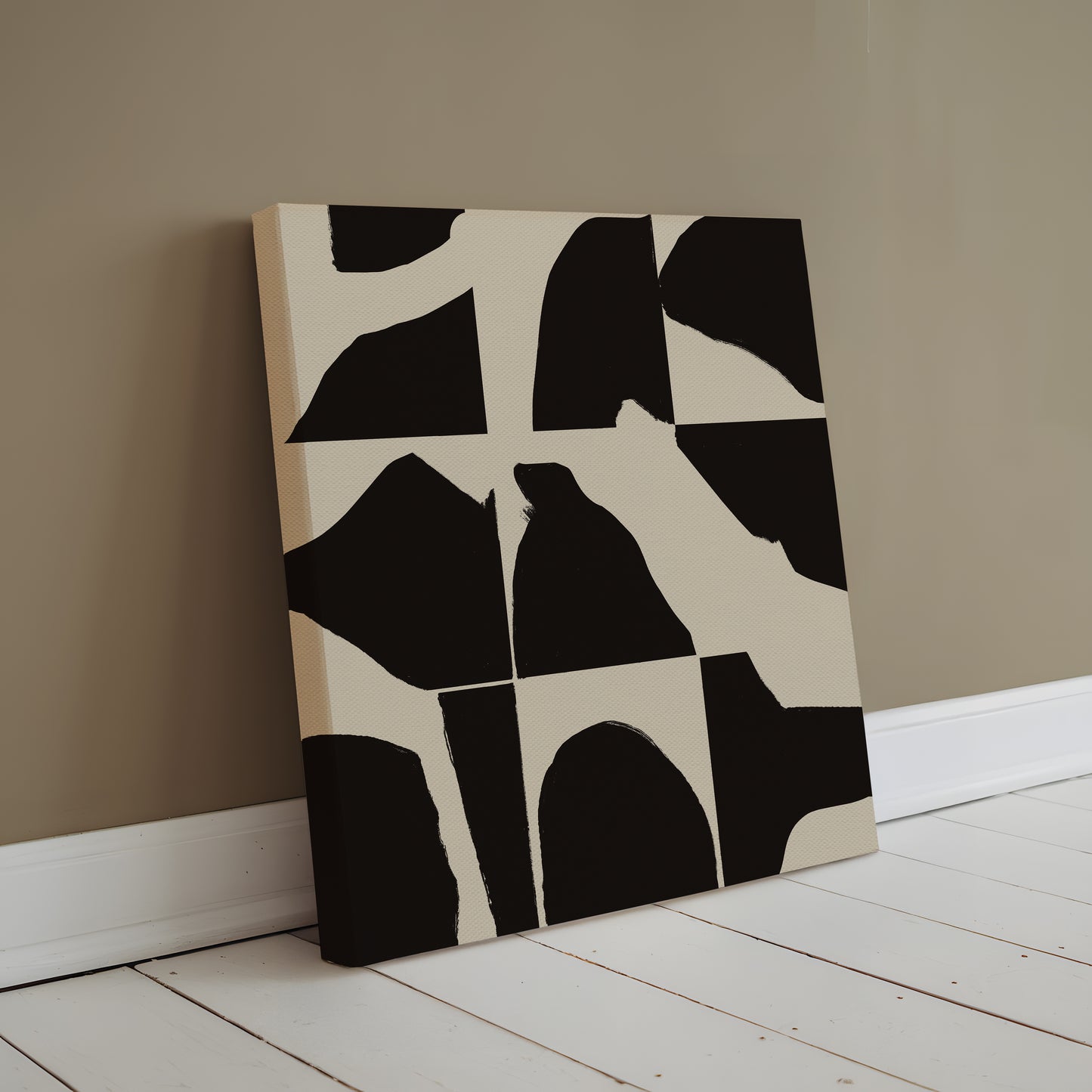 Abstrakt kunstværk i sort og beige, opdelt i 9 felter med grafiske former – moderne og minimalistisk udtryk.