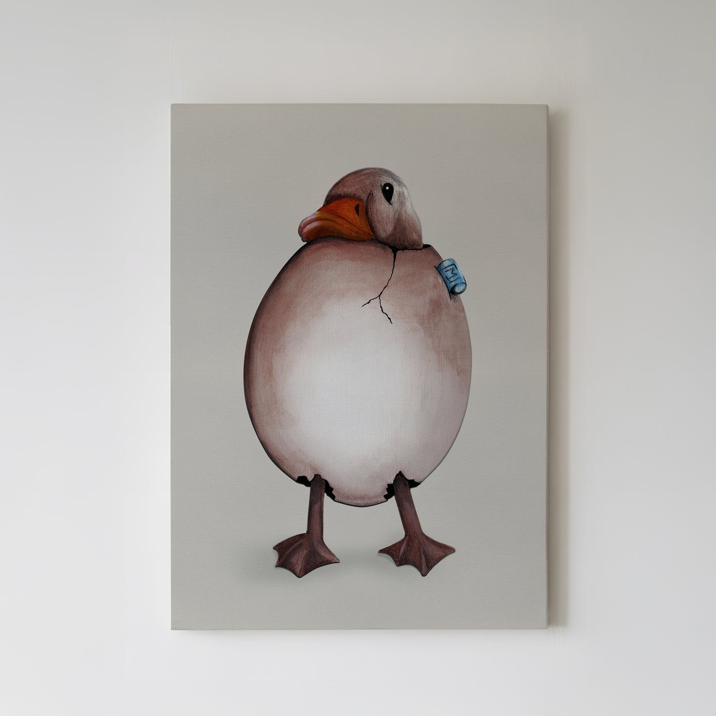 Moderne vægkunst med and figur i afdæmpede toner
