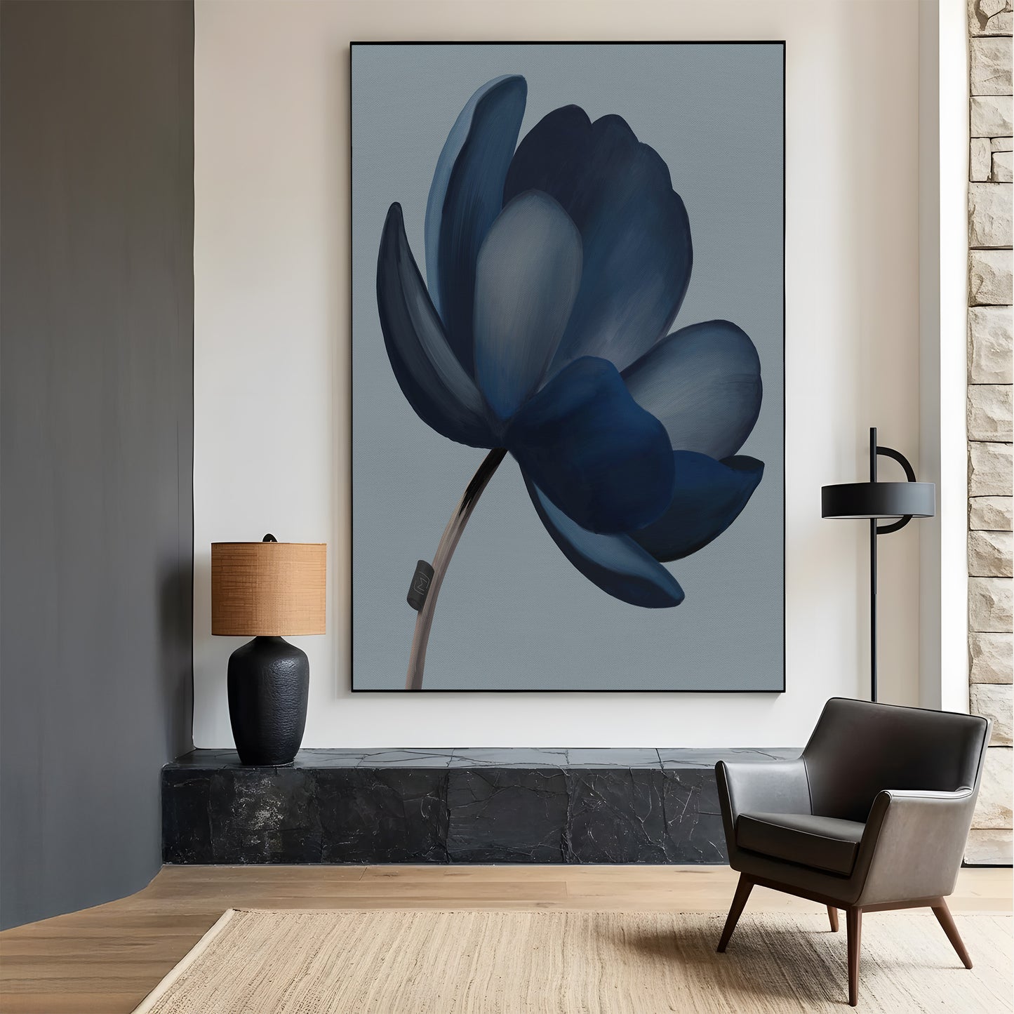 Abstrakt blåt kunstværk i nordisk indretning, der viser hvordan farverne passer naturligt ind i rummet.
