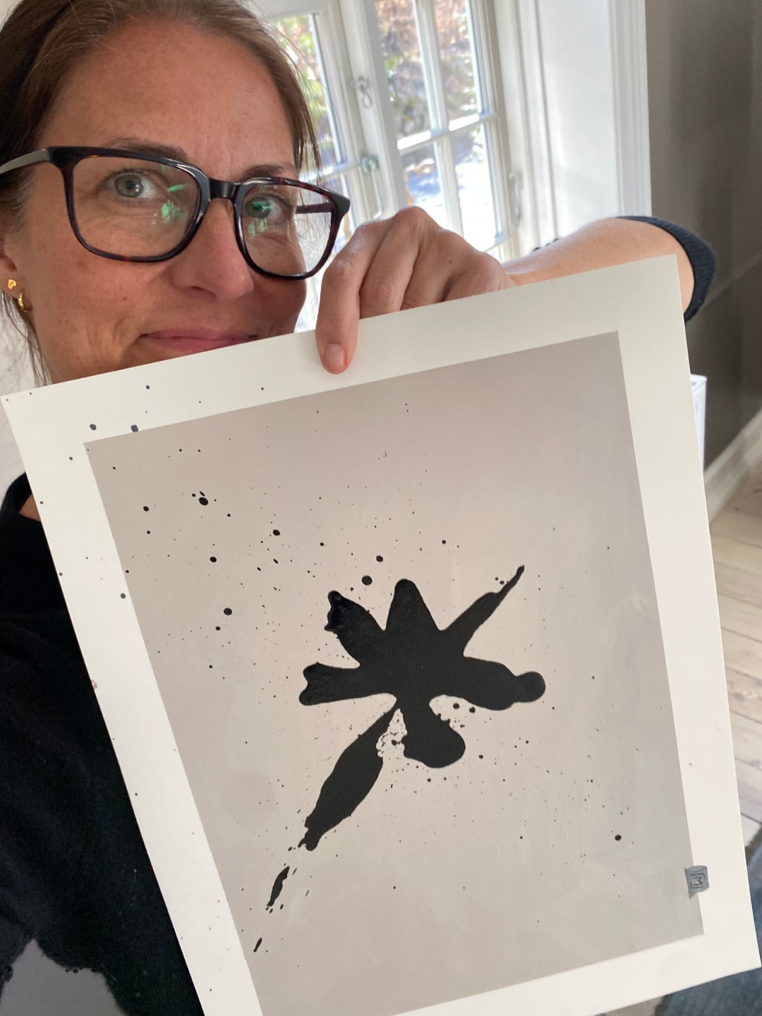 Minimalistisk abstrakt sort maleri på papir med rå penselstruktur og moderne nordisk udtryk