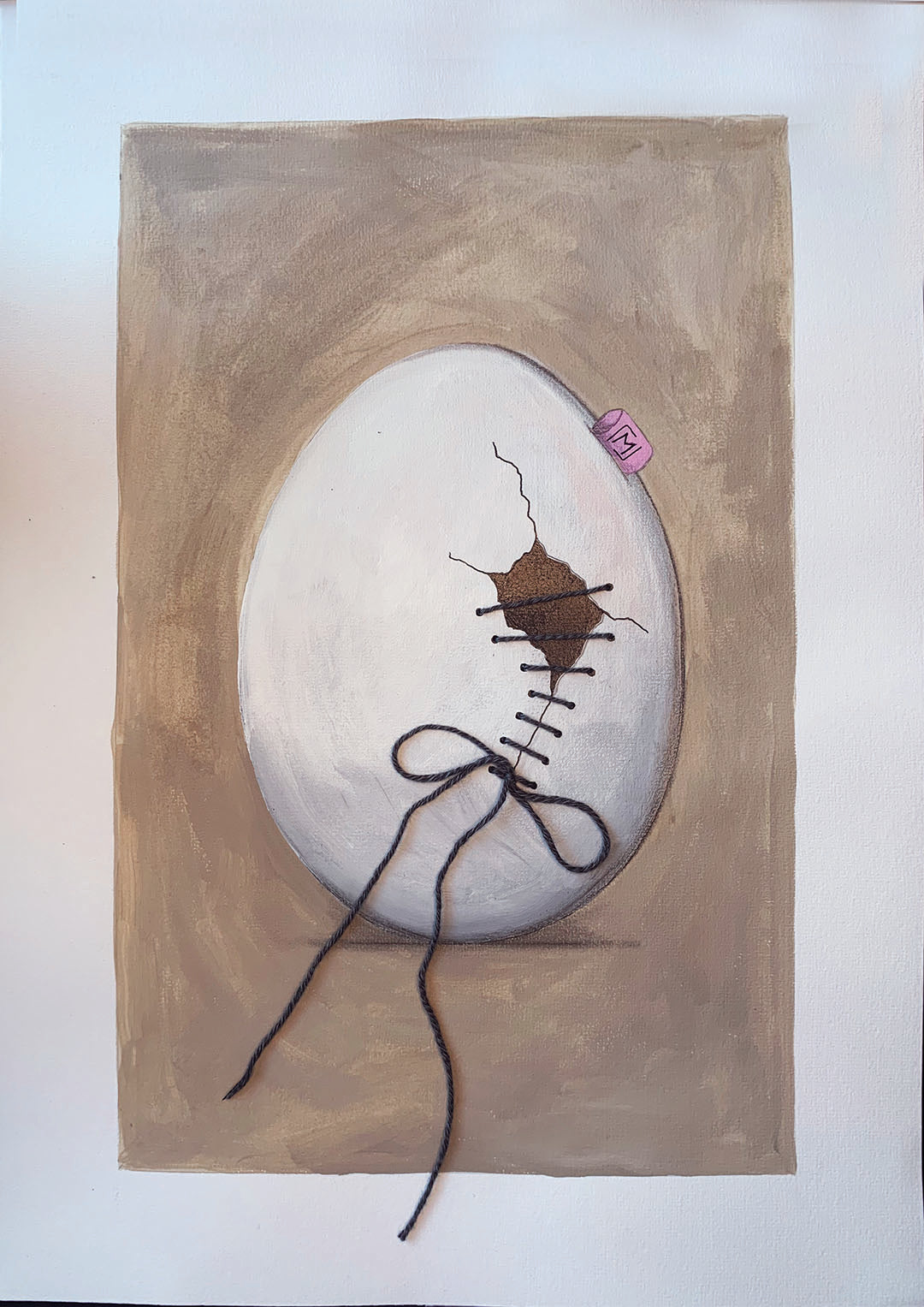 Æg med revne, syet sammen med bambusgarn
Farverne: Beige baggrund og sort inde i ægget. lyserød ML tag.
100% originalt maleri udført med akryl, blyant og tusch på A3 cm, 200 g. Artist quality papir. Da værket leveres uden ramme, har du mulighed for selv at arrangere garnet præcis, som du ønsker det, og dermed være med til at skabe det endelige udtryk.
“Repareret Rosa” kan kun bestilles uden ramme. Værket kan med fordel tilpasses en Passepartout i rammen. Certifikat og signatur tilføjes inden forsendel