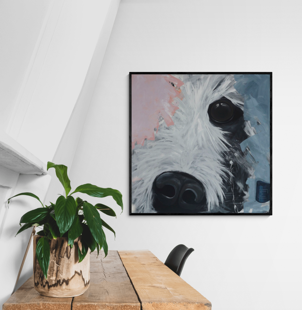 Abstract Dog lærredsprint præsenteret med elegant sort- eller egetræsramme.