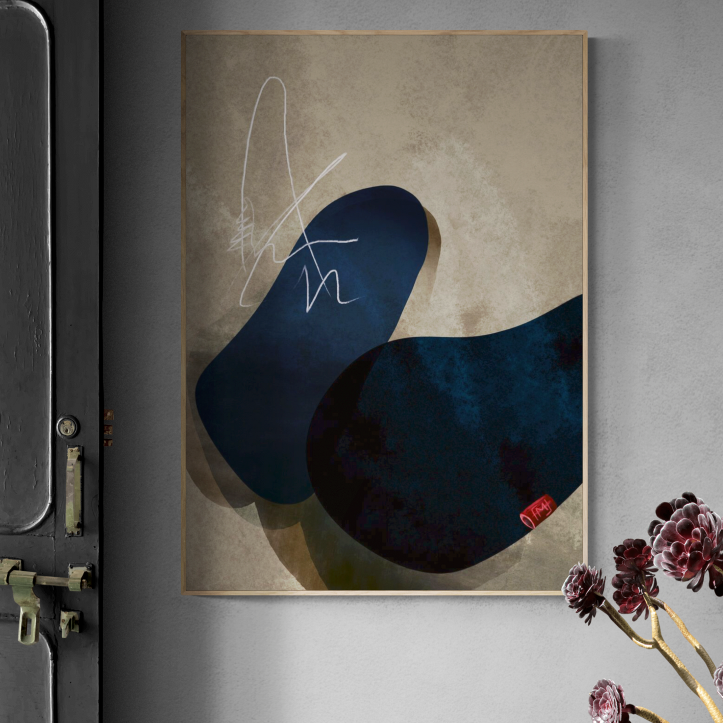 En abstrakt kunstplakat med dybe blå nuancer og hvide linjer på en beige baggrund, der skaber en beroligende og moderne æstetik.