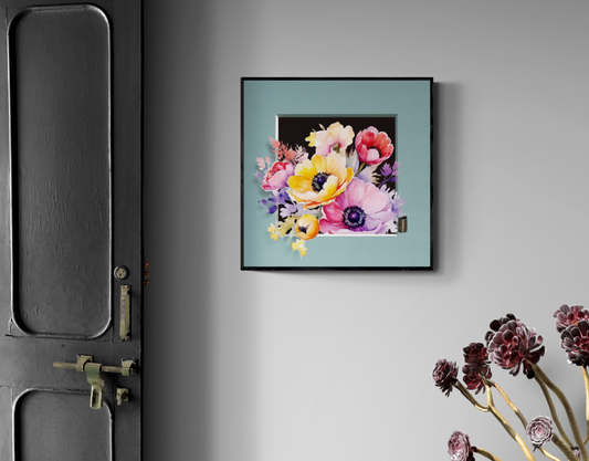 ramme. Så her kan man sige man får en et billed med passe partout ramme. "Botanical Bliss” af Maria Lundsten er fyldt med farverige blomster, der virkelig lyser op i rummet.