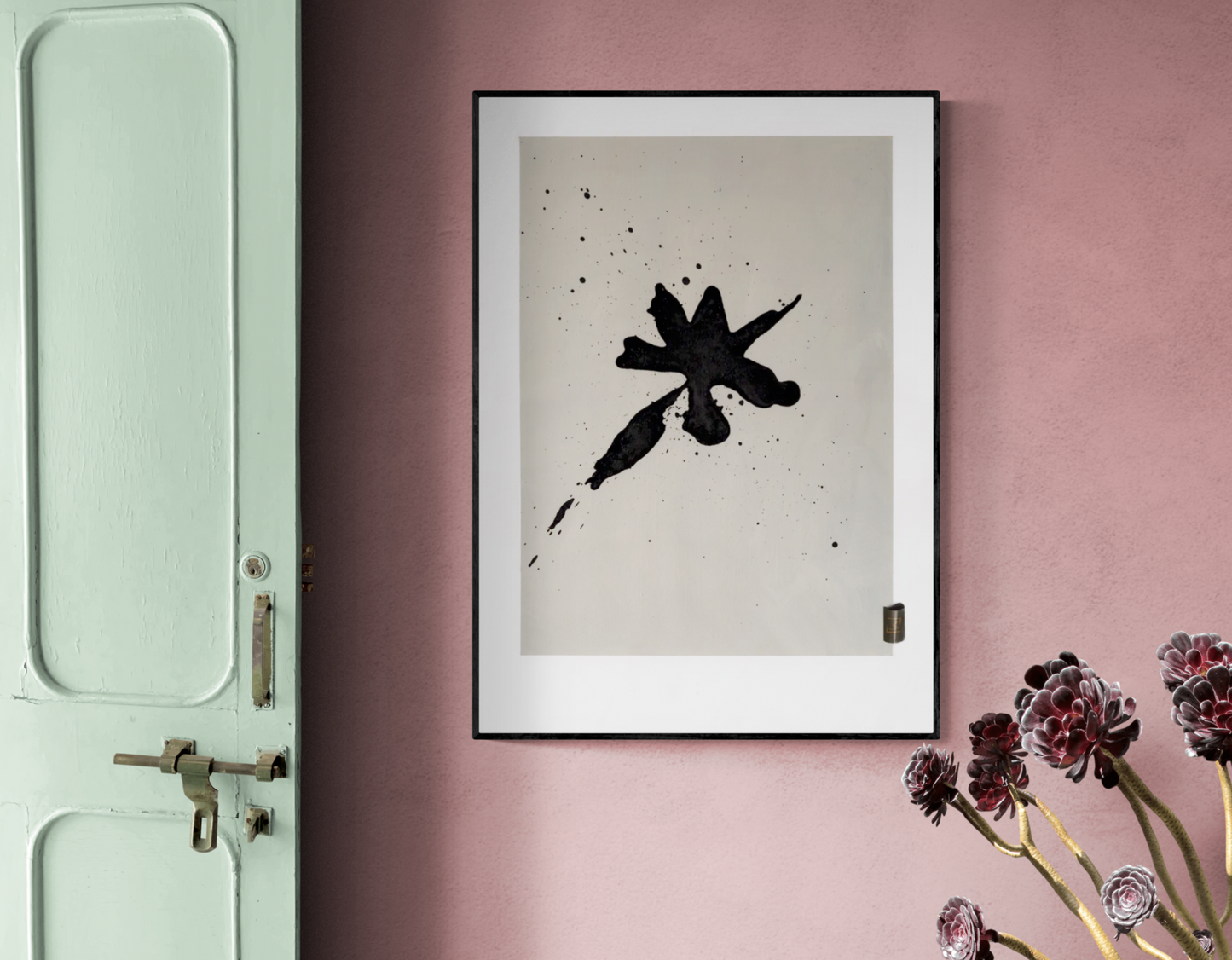 En minimalistisk kunstplakat med en sort blækplet på en lys baggrund, inspireret af den japanske kunstform sumi-e.