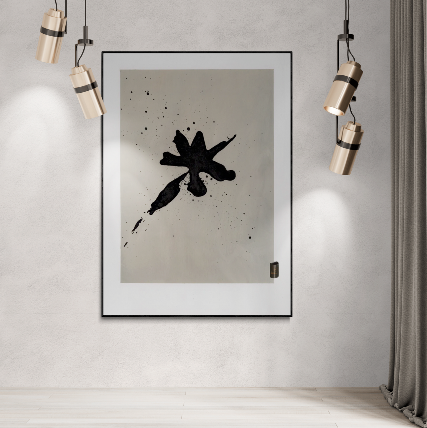 En minimalistisk kunstplakat med en sort blækplet på en lys baggrund, inspireret af den japanske kunstform sumi-e.