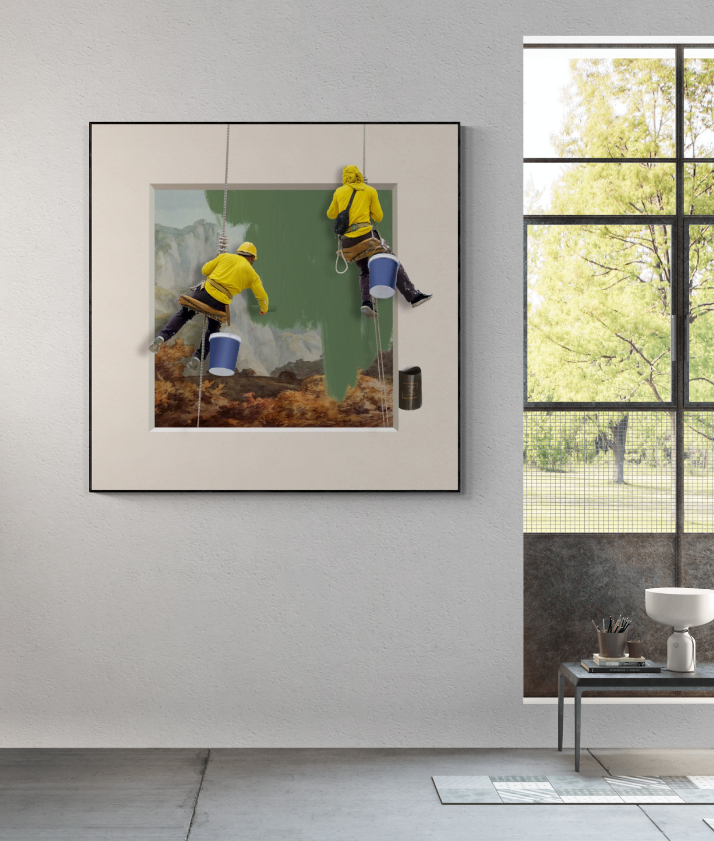 To malere iført gule trøjer og hjelme hænger i reb og maler et klassisk landskabsmaleri med grøn maling på en kunstplakat. Baggrunden viser en malerisk natur med bjerge og træer. Plakaten har mange dimensioner at vælge imellem