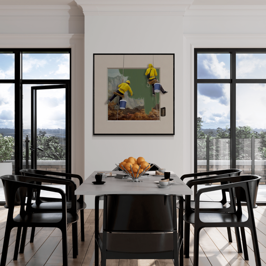 To malere iført gule trøjer og hjelme hænger i reb og maler et klassisk landskabsmaleri med grøn maling på en kunstplakat. Baggrunden viser en malerisk natur med bjerge og træer. Plakaten har mange dimensioner at vælge imellem