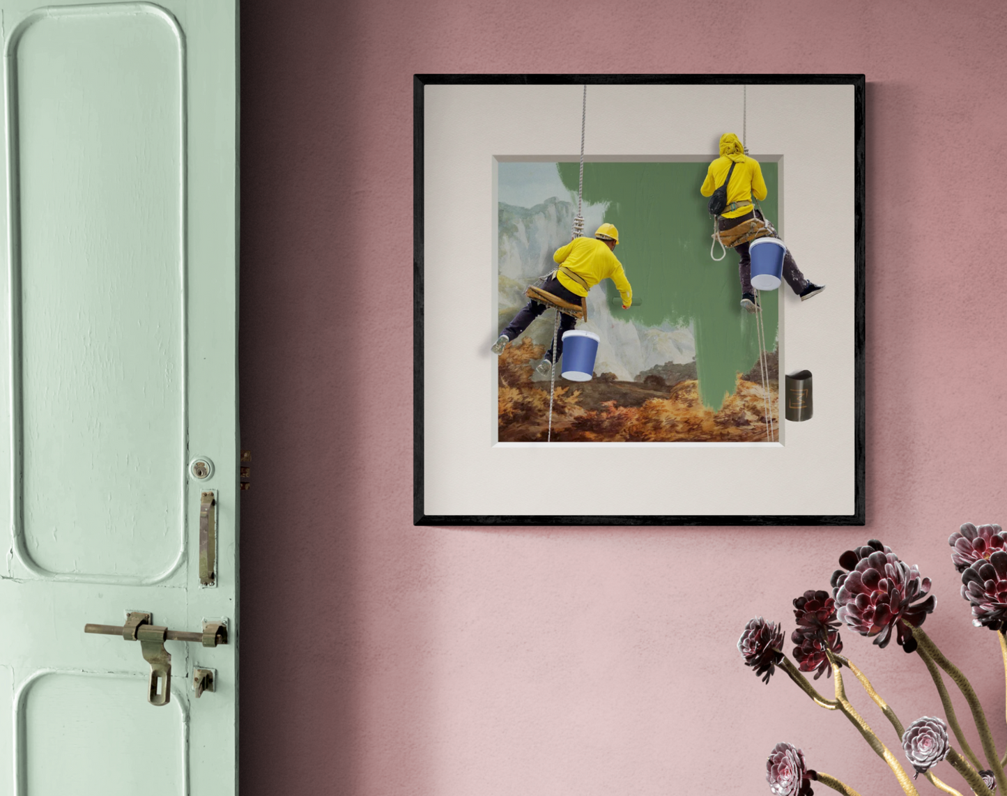 To malere iført gule trøjer og hjelme hænger i reb og maler et klassisk landskabsmaleri med grøn maling på en kunstplakat. Baggrunden viser en malerisk natur med bjerge og træer. Plakaten har mange dimensioner at vælge imellem