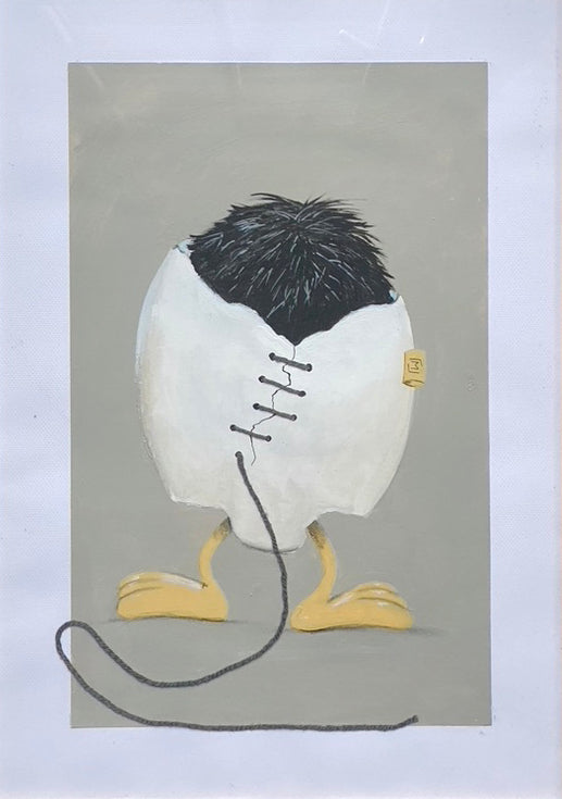 Indrammet kunstværk med et hvidt, revnet æg, der står på gule fødder. Ægget er syet sammen med mørk tråd, og en løs tråd fortsætter ned foran billedet. Øverst ses mørkt, børsteagtigt fyld. Baggrunden er afdæmpet grå.