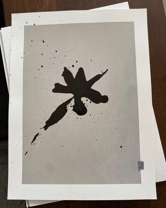 Minimalistisk abstrakt sort maleri på papir med rå penselstruktur og moderne nordisk udtryk