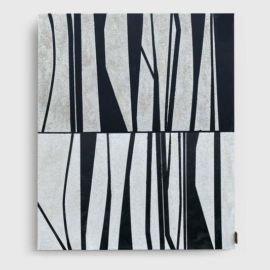Originalt abstrakt maleri i sort og hvid med lodrette linjer – Fragmented Forest af Maria Lundsten