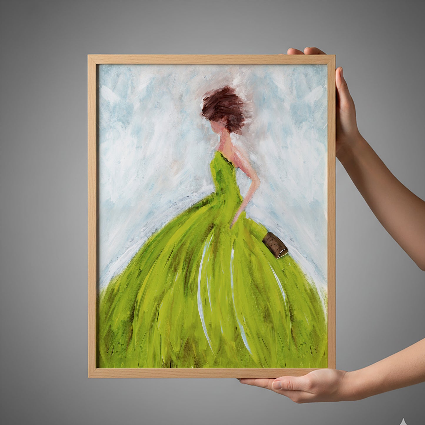 ALT-tekst: Kunsttryk på lærred med kvinde i gul kjole, vist i hænder for at illustrere størrelse og detaljer.
