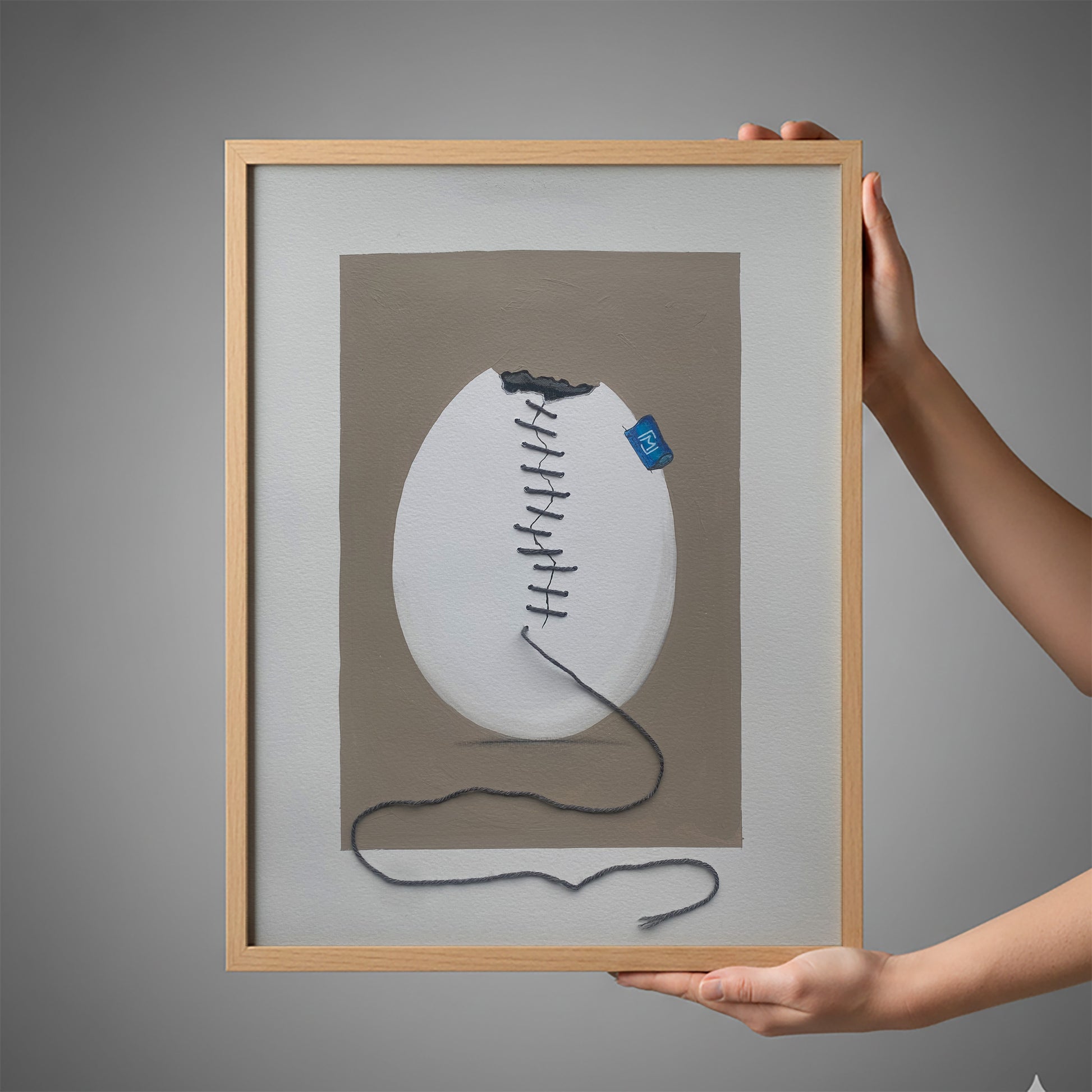 Originalt kunstværk med et revnet strudseæg syet sammen med fin bambustråd. Ægget er malet med akryl og blyant på kraftigt kunstpapir og har et roligt, humoristisk udtryk. Ægte tråd skaber synlig tekstur og dybde i værket, som passer ind i moderne nordisk indretning.