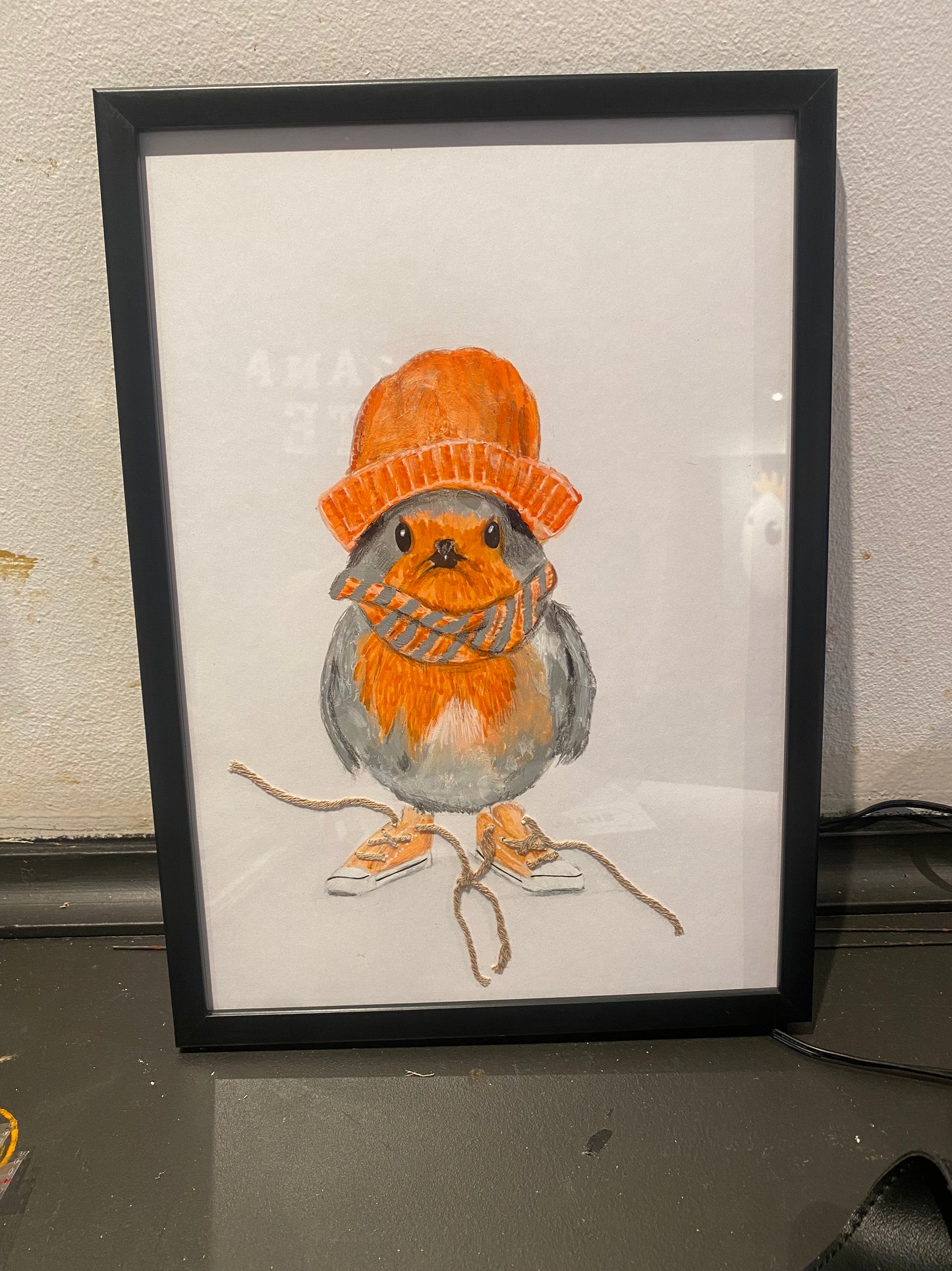 Illustration af Sure Sigurd, en lille fugl iført hue, halstørklæde og sneakers, hvor snørebåndene er bundet sammen. Humoristisk original kunst.