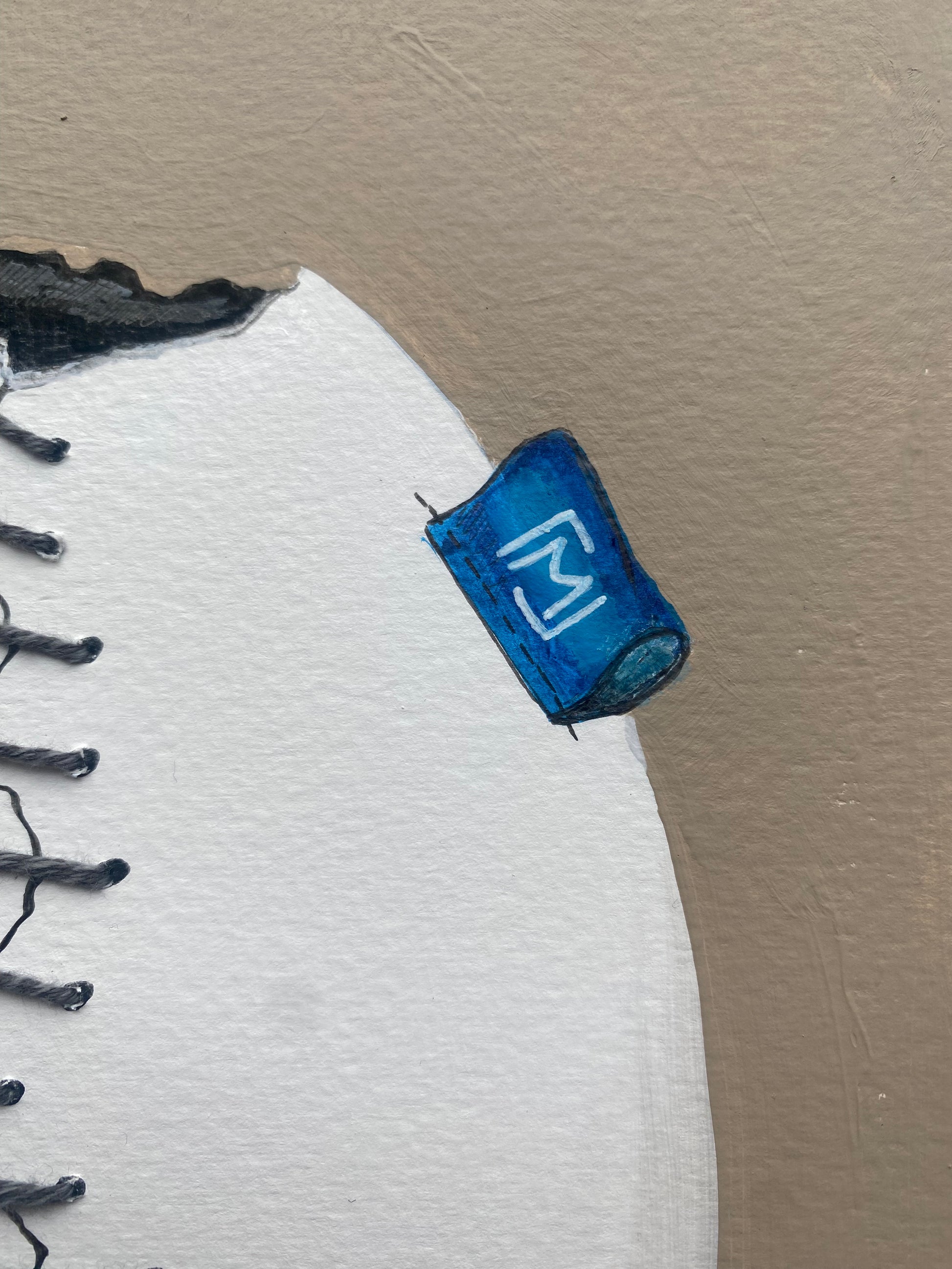 zoom på Originalt kunstværk med et revnet strudseæg syet sammen med fin bambustråd. Ægget er malet med akryl og blyant på kraftigt kunstpapir og har et roligt, humoristisk udtryk. Ægte tråd skaber synlig tekstur og dybde i værket, som passer ind i moderne nordisk indretning.