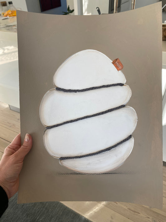 Minimalistisk kunst med æg omsluttet af snor som kram