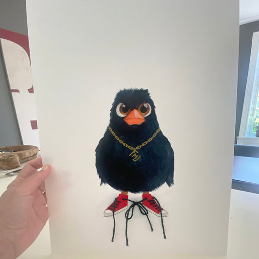 Original illustration af sort fugl med guldkæde og røde sneakers med bundne snørebånd