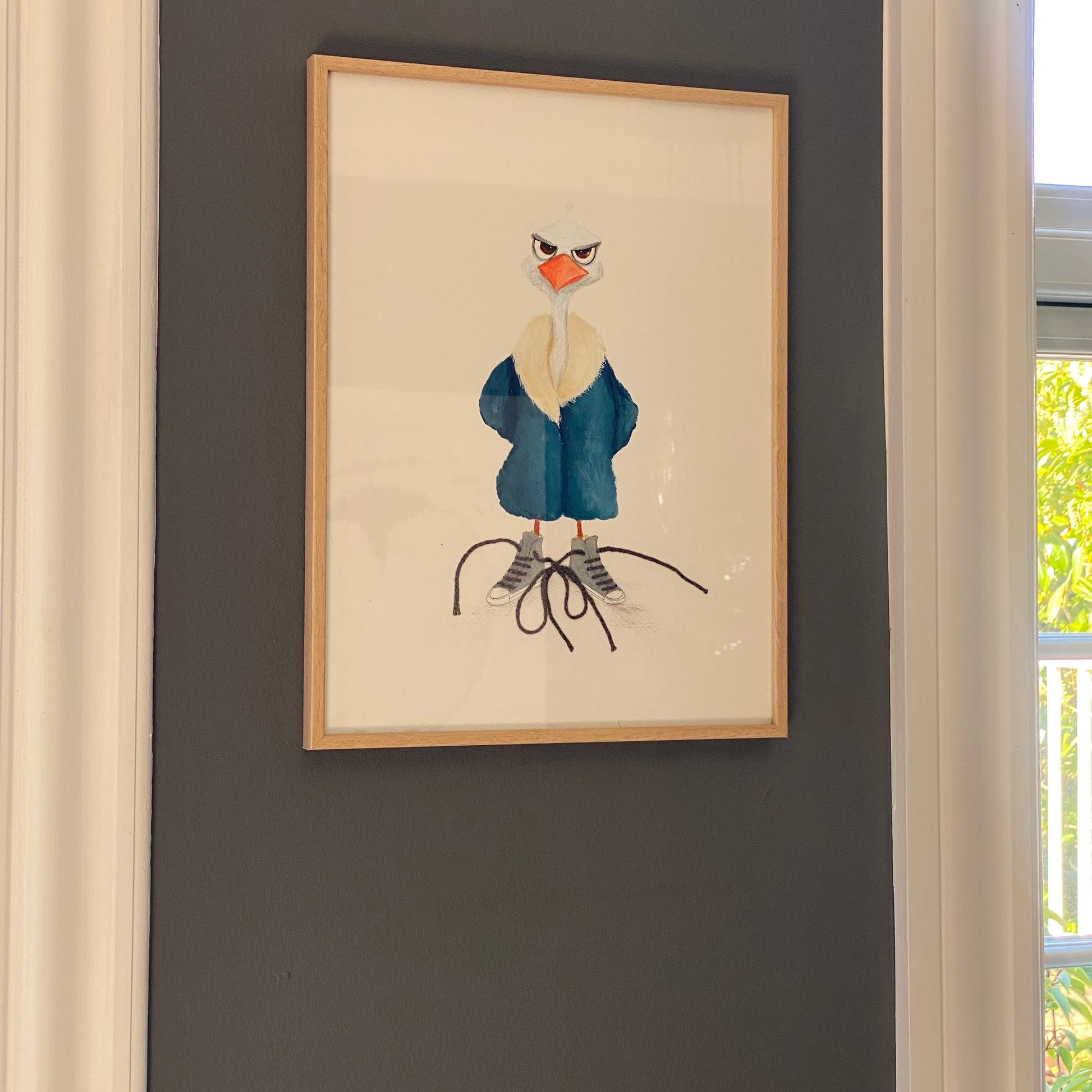 Moderne fuglekunst med blå frakke og håndlavede detaljer - original dansk kunst

