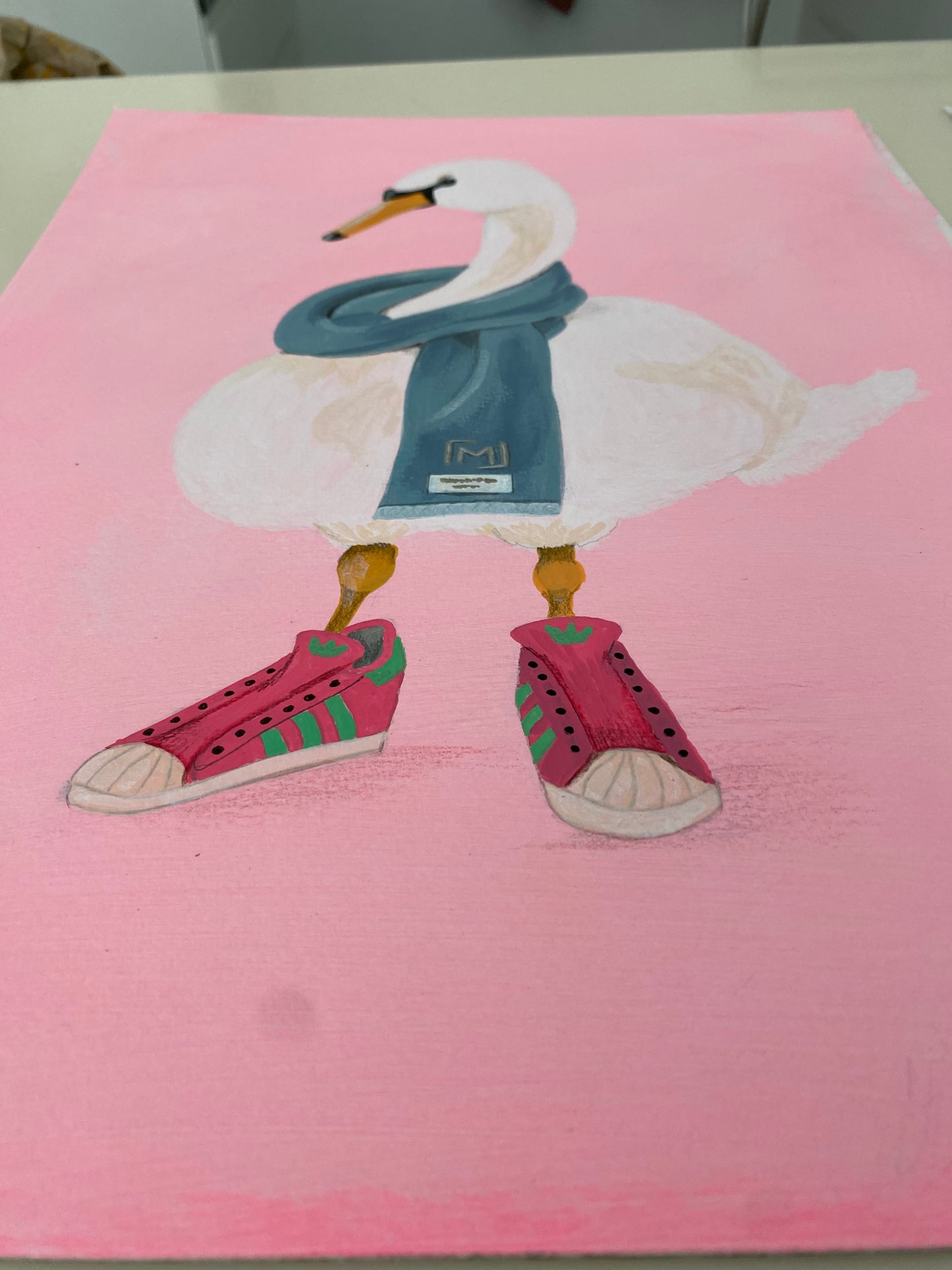 Moderne dansk kunst med svane i sneakers og tørklæde
