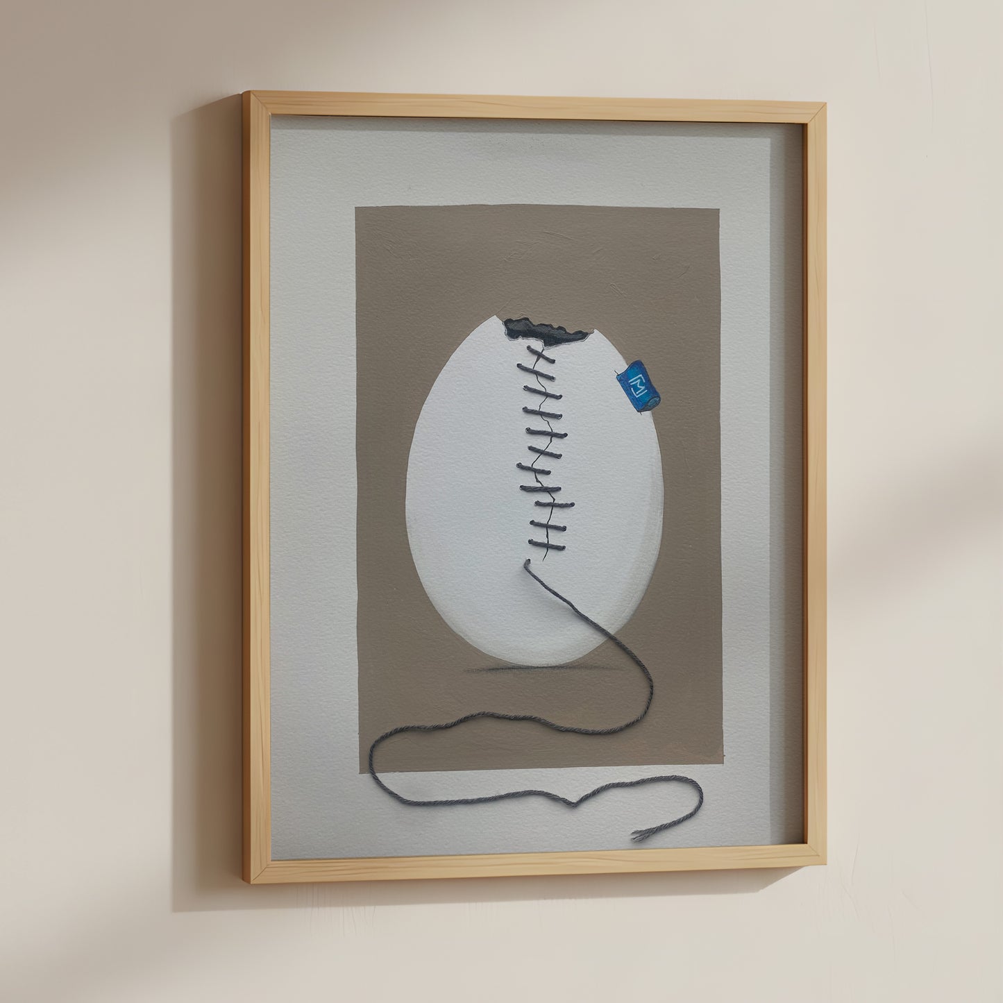 Originalt kunstværk med et revnet strudseæg syet sammen med fin bambustråd. Ægget er malet med akryl og blyant på kraftigt kunstpapir og har et roligt, humoristisk udtryk. Ægte tråd skaber synlig tekstur og dybde i værket, som passer ind i moderne nordisk indretning.