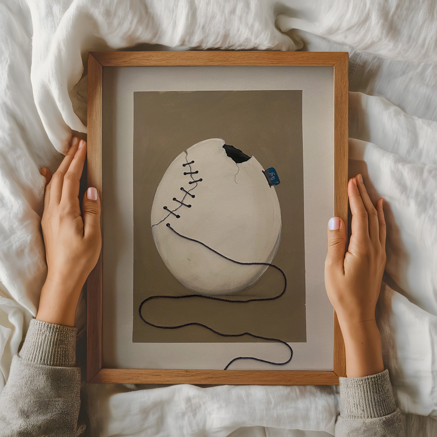 Knækket Keld kunstværk holdt af hænder – moderne nordisk kunst