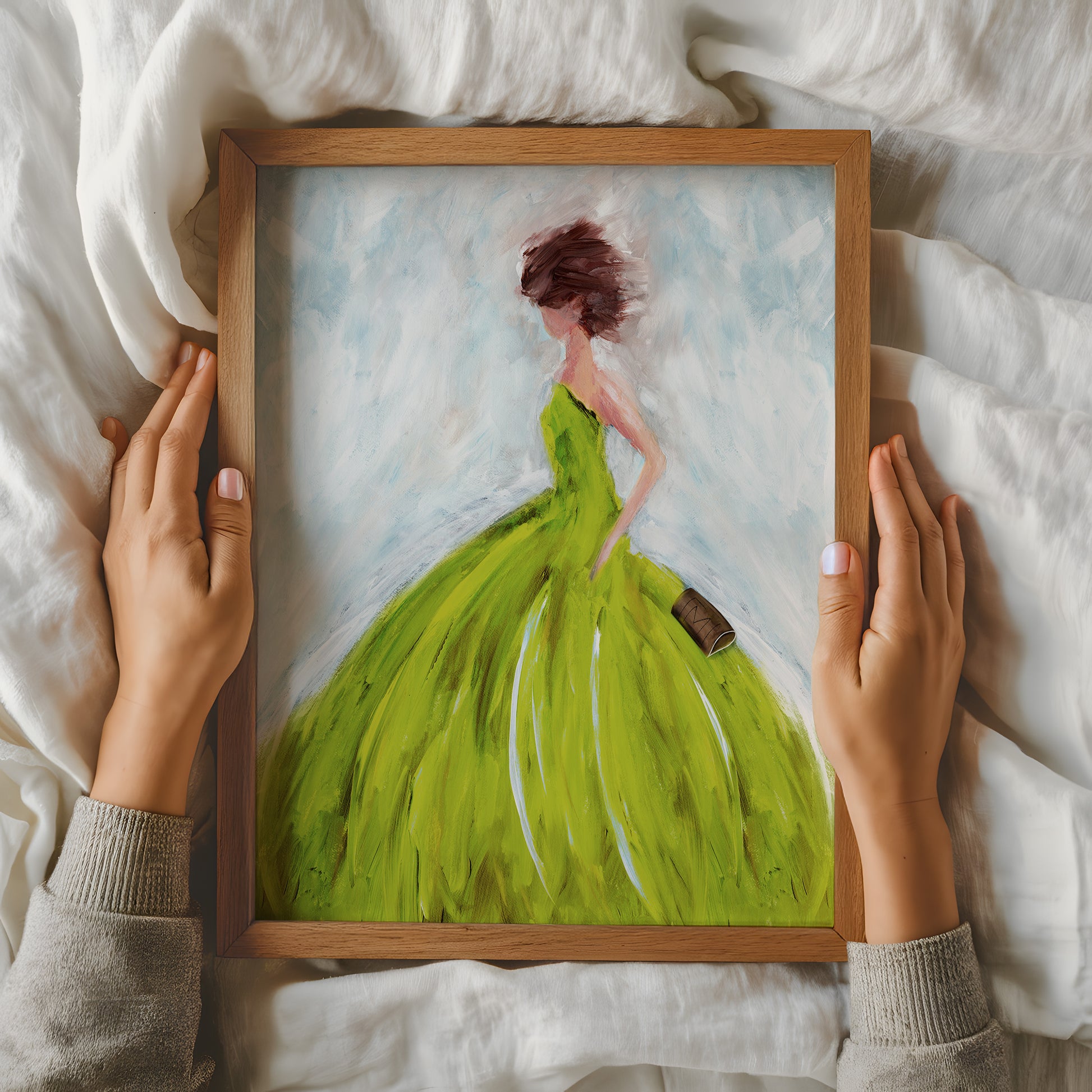 ALT-tekst: Moderne kunsttryk med kvinde i gul kjole, lagt på seng for at vise farver, struktur og finish.