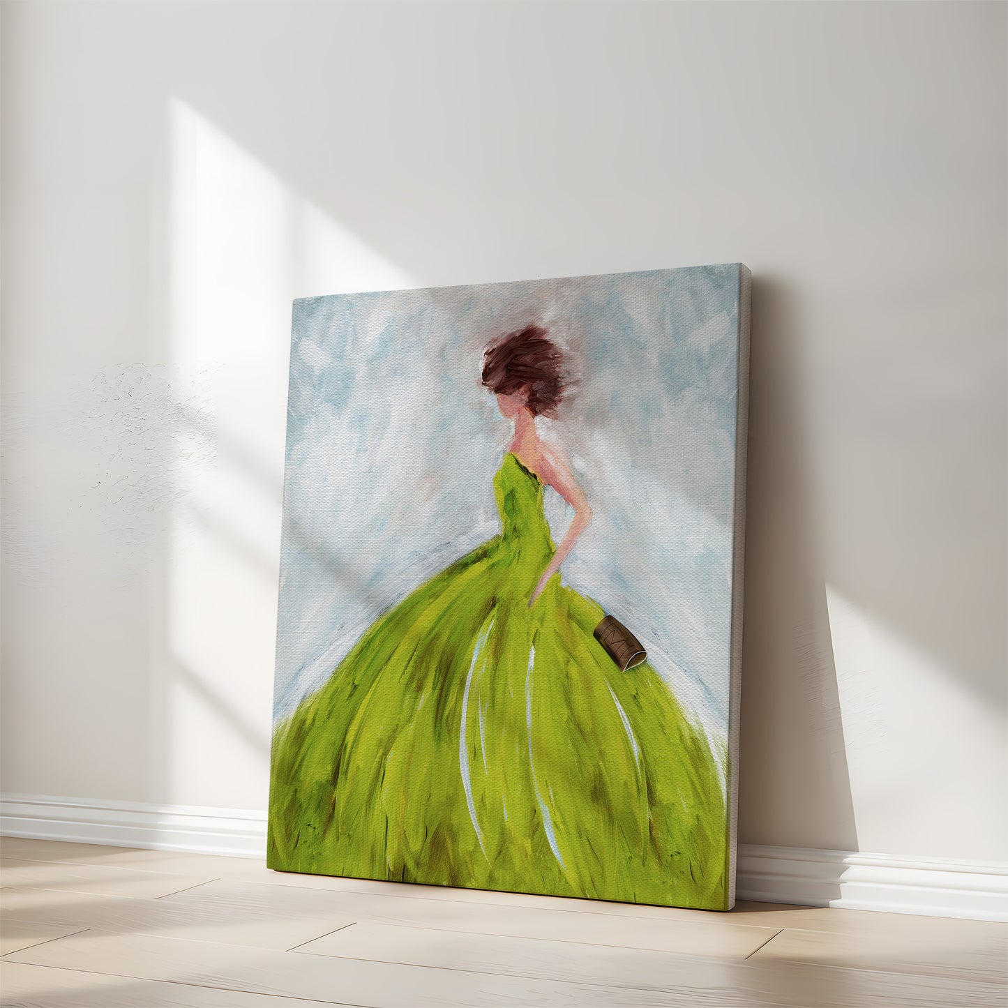 Abstrakt kunsttryk på lærred med kvinde i gul kjole, lænet mod væg i lyst moderne hjem.