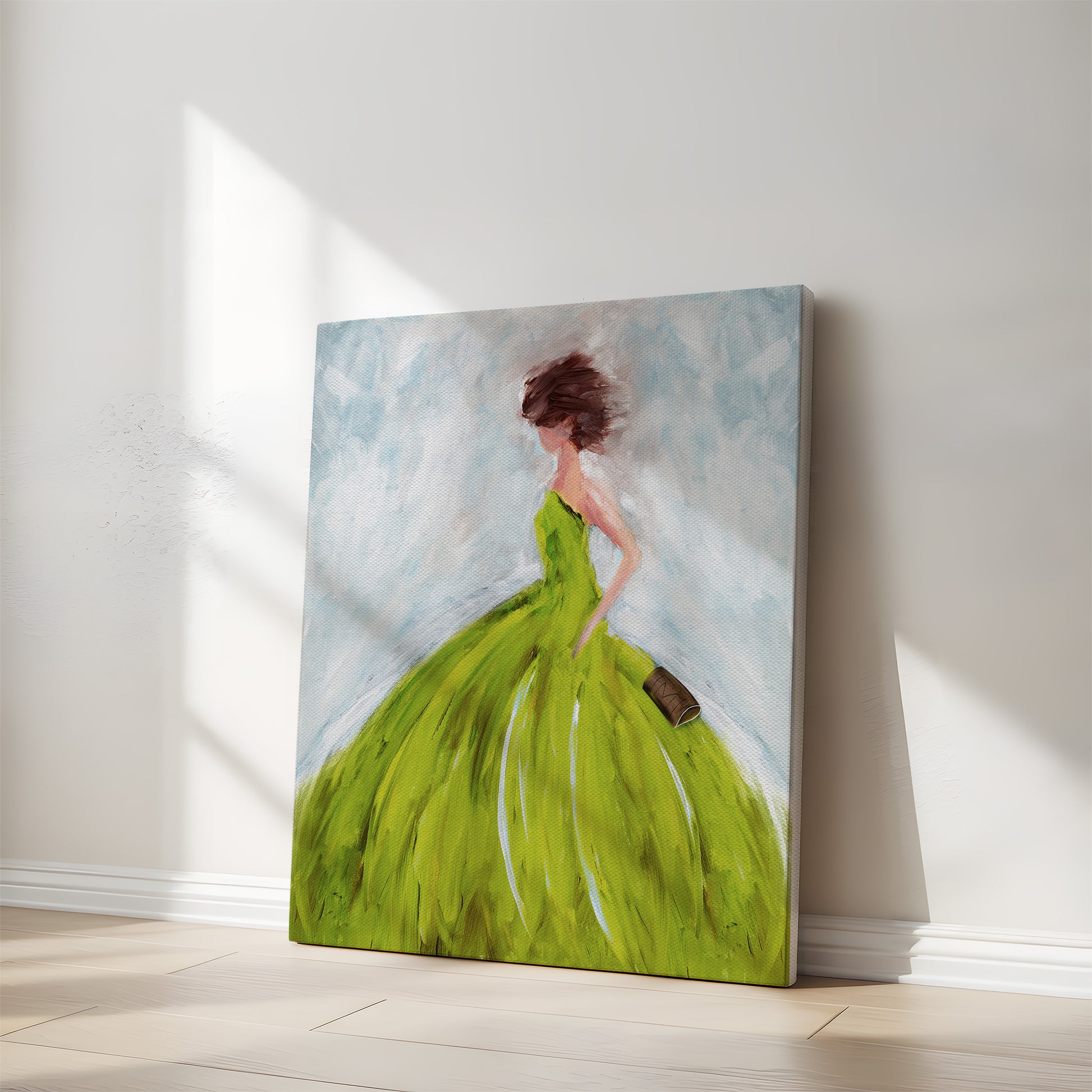 Abstrakt kunsttryk på lærred med kvinde i gul kjole, lænet mod væg i lyst moderne hjem.