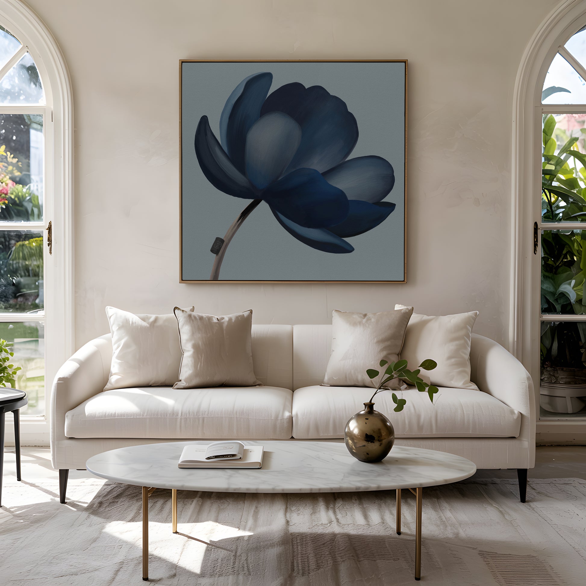 Abstrakt kunstværk i afdæmpede blå nuancer ophængt over lys sofa i nordisk stue med rolig og elegant indretning.