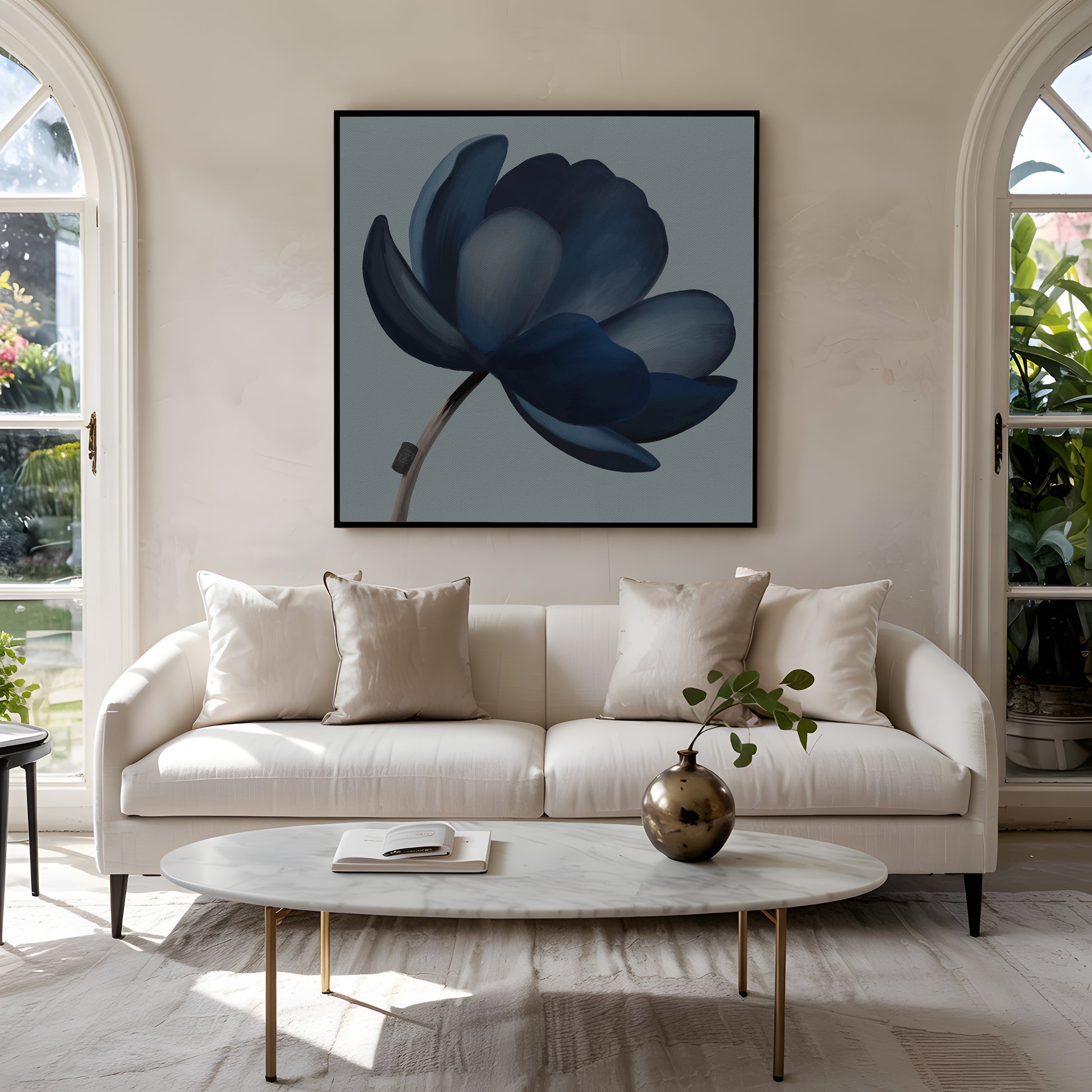 Abstrakt blåt kunstværk i nordisk indretning, der viser hvordan farverne passer naturligt ind i rummet.
