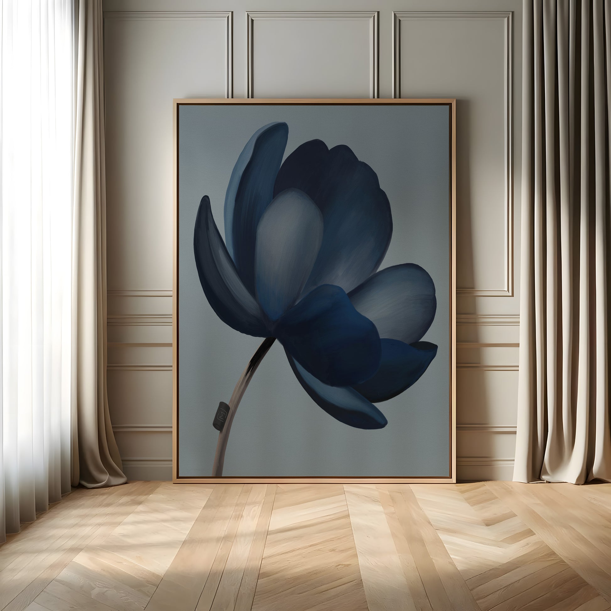 Moderne kunst i støvede blå toner placeret over niche i stilrent hjem med fokus på balance og ro.
