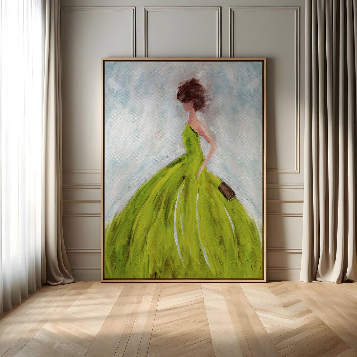 Kunsttryk på lærred med kvinde i gul kjole, vist i hænder for at illustrere størrelse og detaljer.
