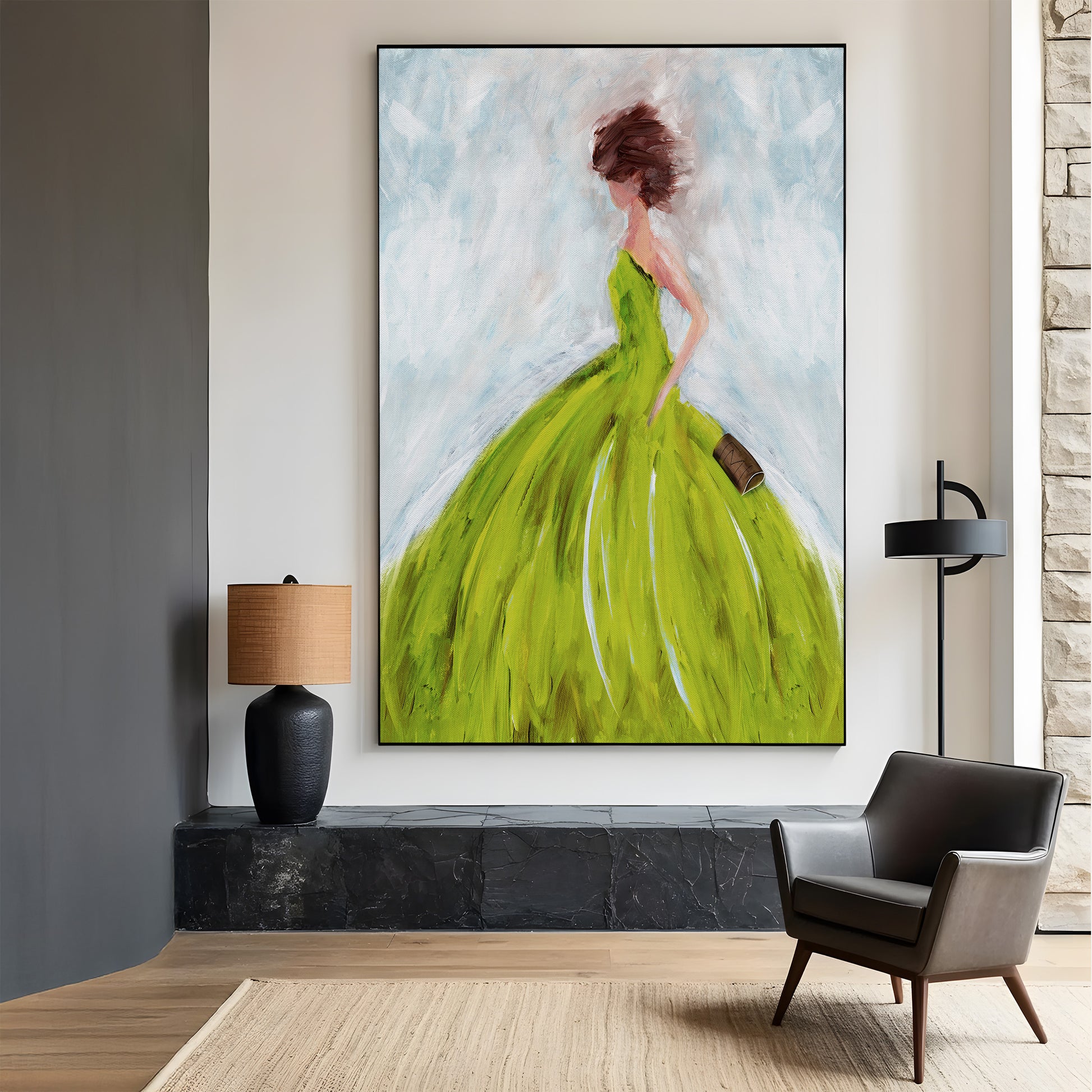 ALT-tekst: Moderne kunsttryk på lærred med kvinde i gul kjole, vist i hjemmemiljø for boligindretning.
