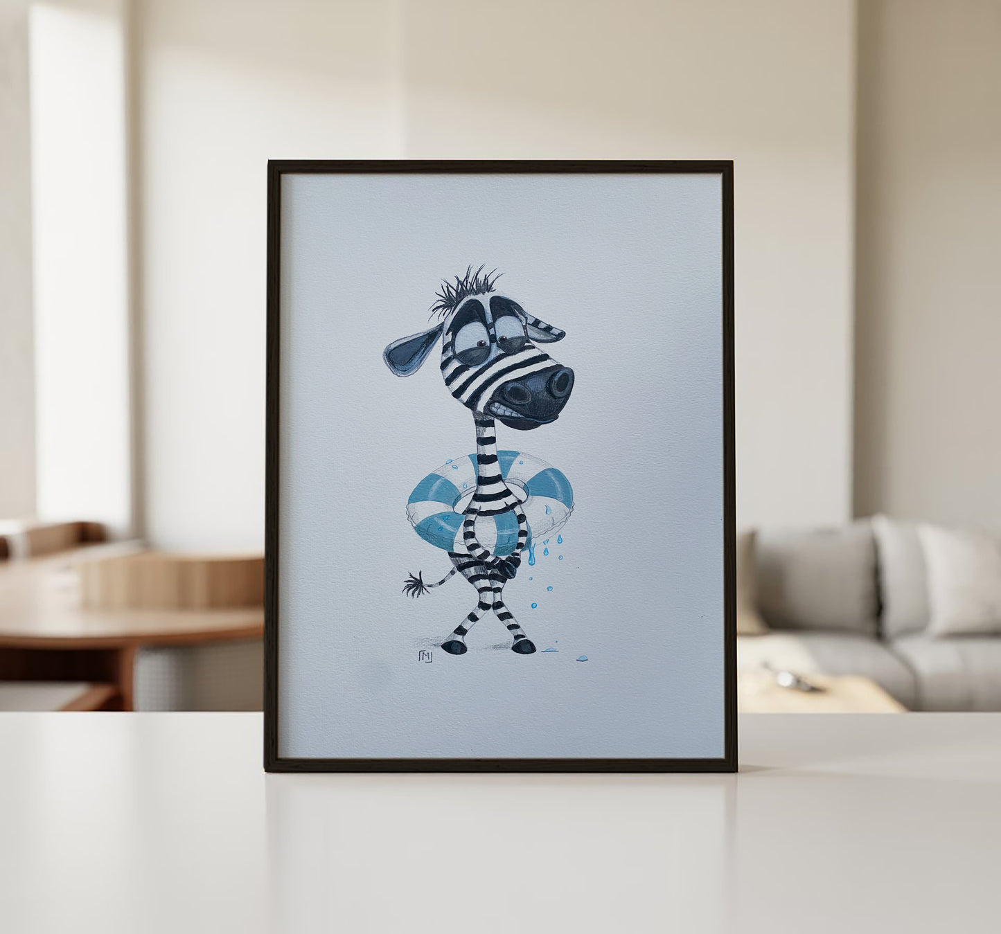 Humoristisk zebra med badebassin og bekymret ansigtsudtryk på hvid baggrund.