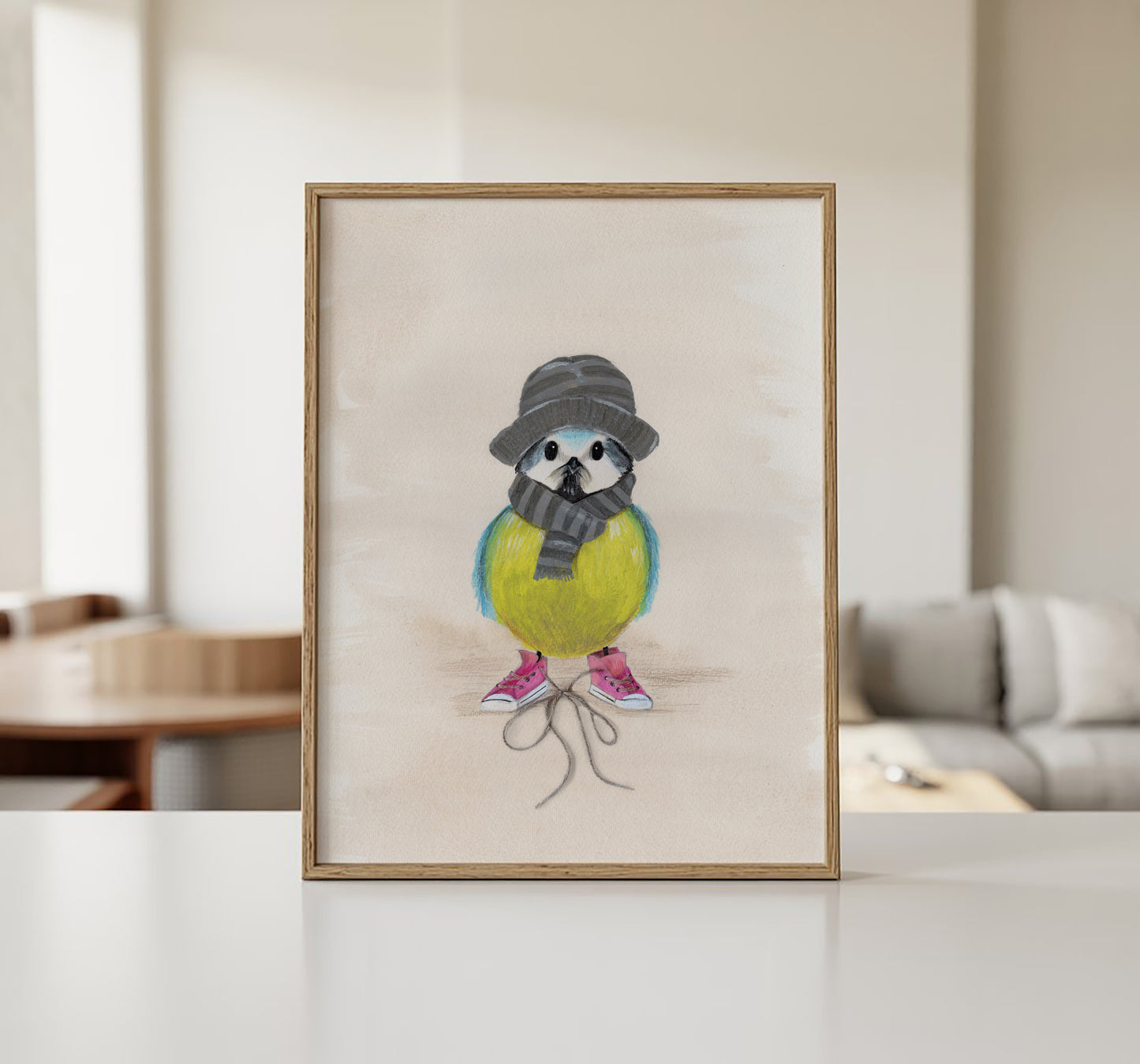 Sure Signe fuglekunst på væg – original illustration med gul fugl, grå hue og pink sneakers