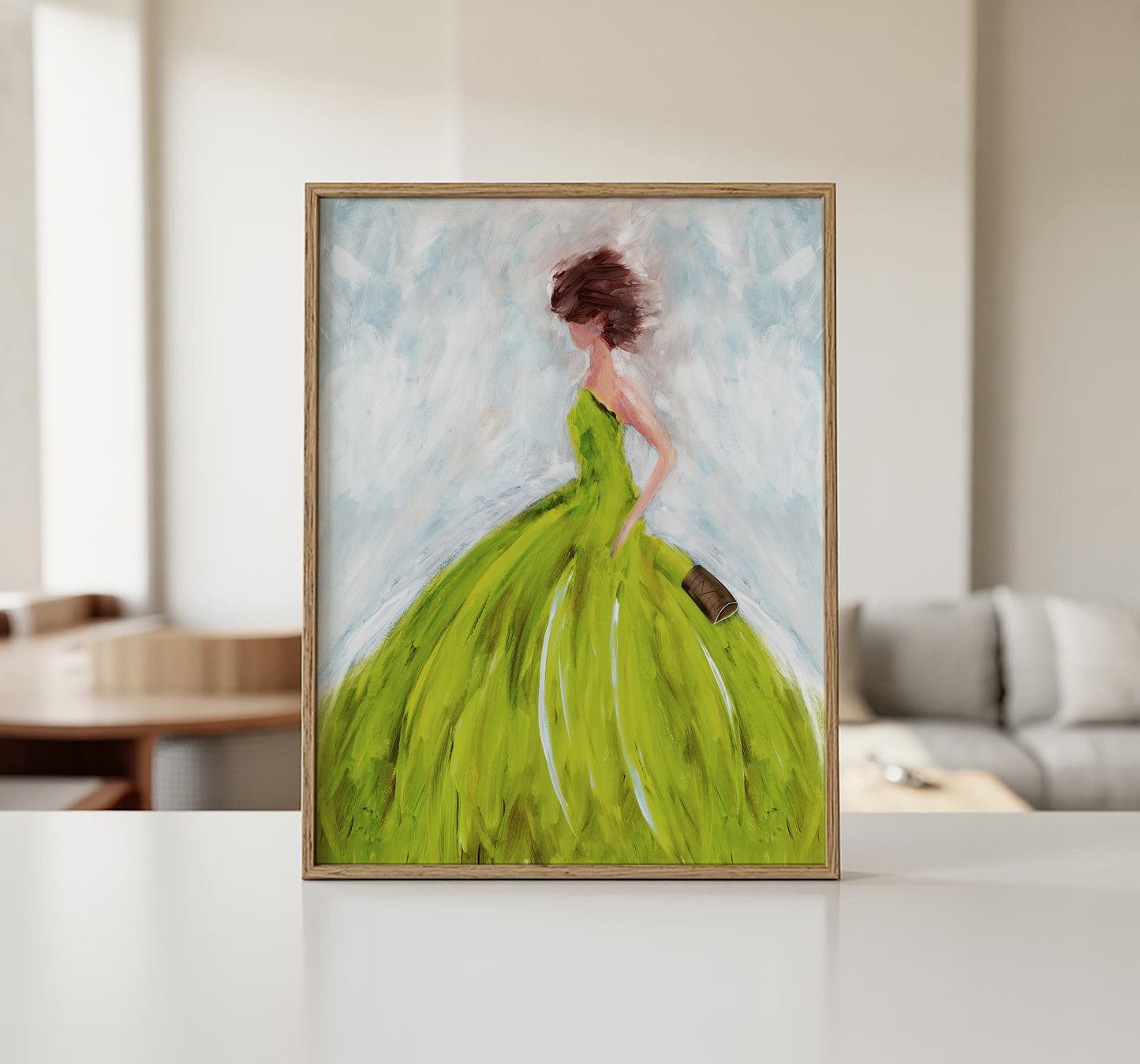 Elegant vægkunst med kvinde i gul kjole ophængt i moderne stue med minimalistisk indretning.
